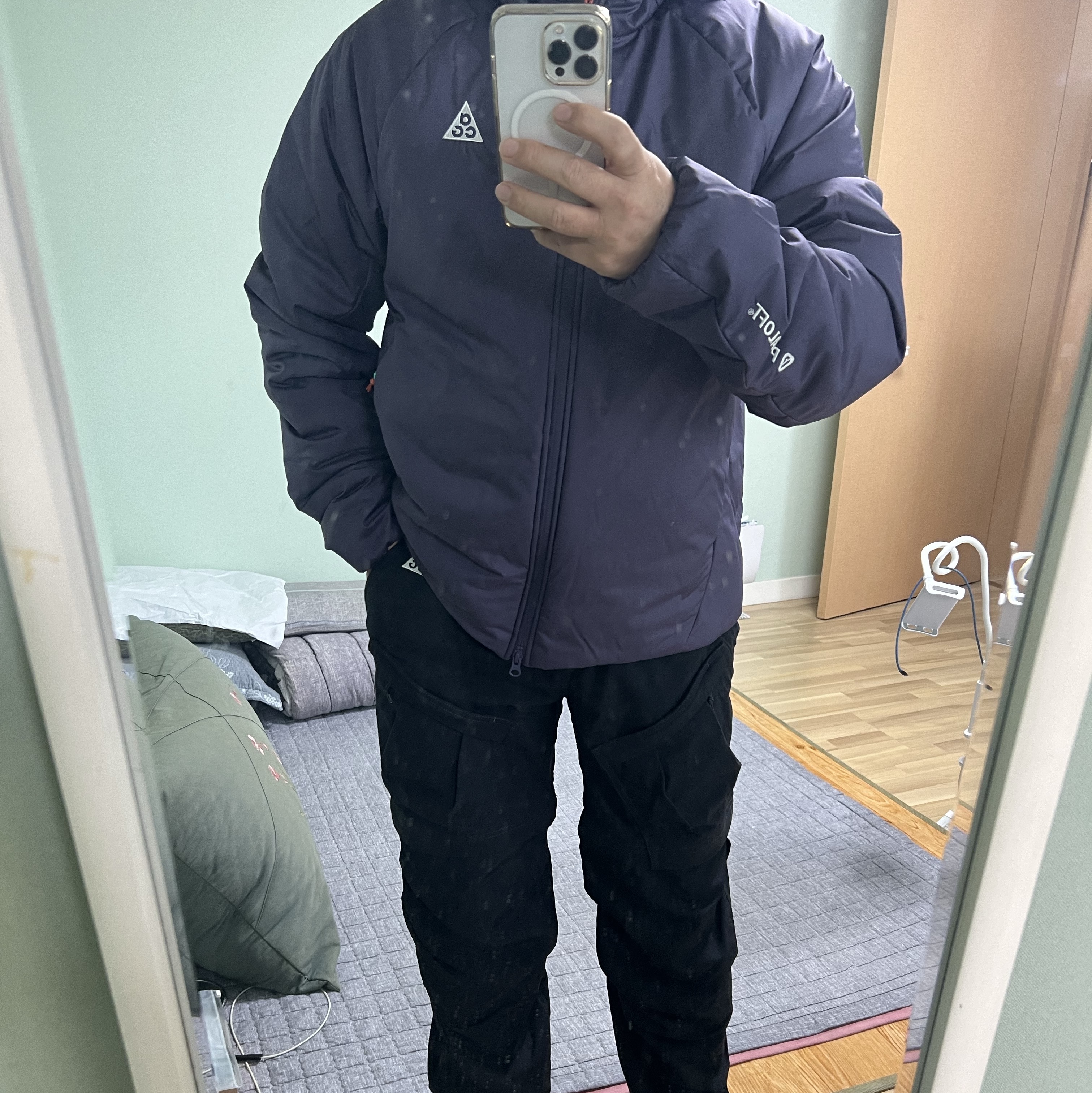 Nike ACG Rope De Dope Primaloft Therma-Fit Jacket Dark Raisin Bold Berry - Asia, Nike ACG Smith Summit Cargo Pants Black - Asia 착용 스타일 - 4