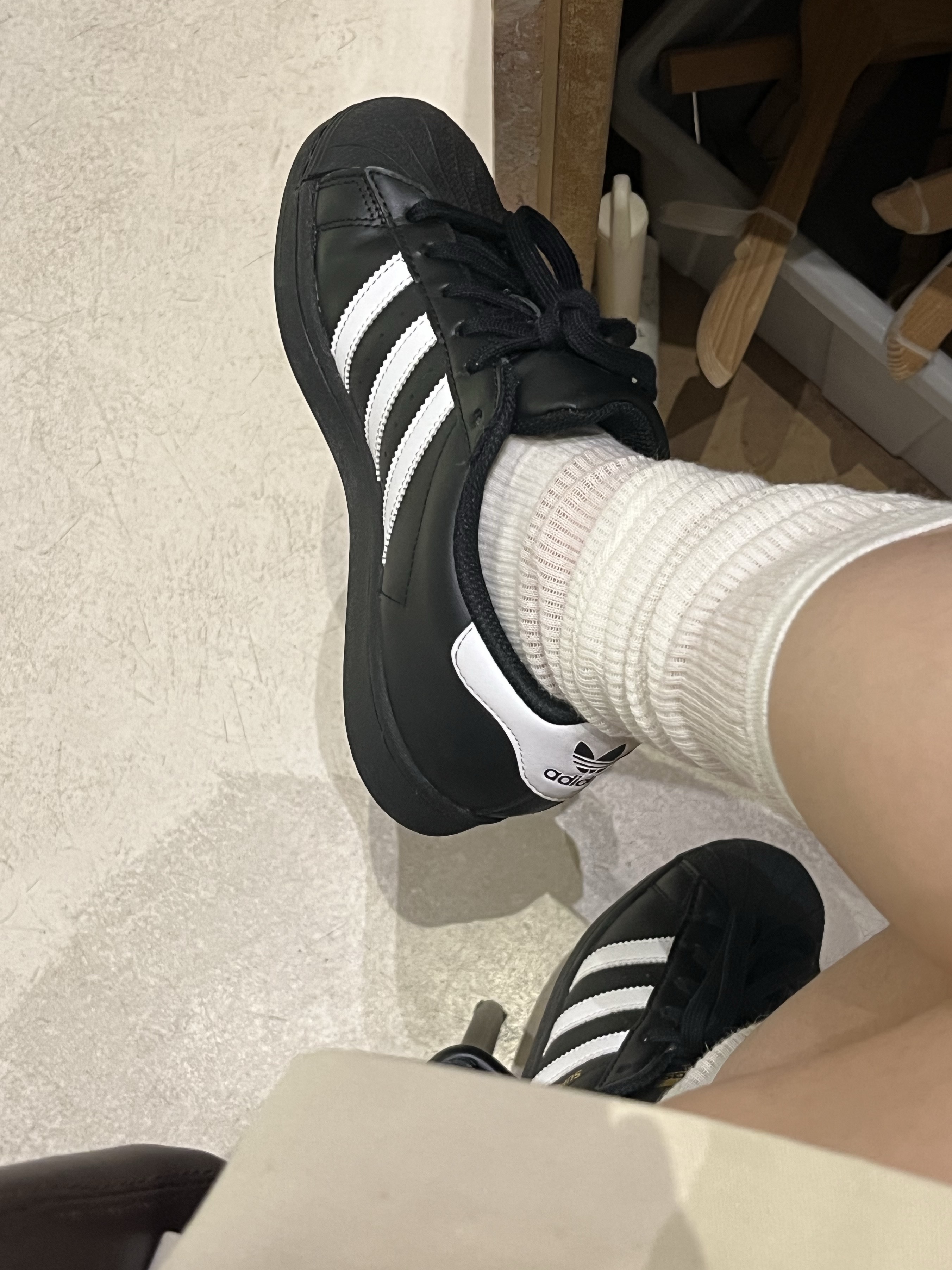 (J) Adidas Superstar Black White 착용 스타일 - 1
