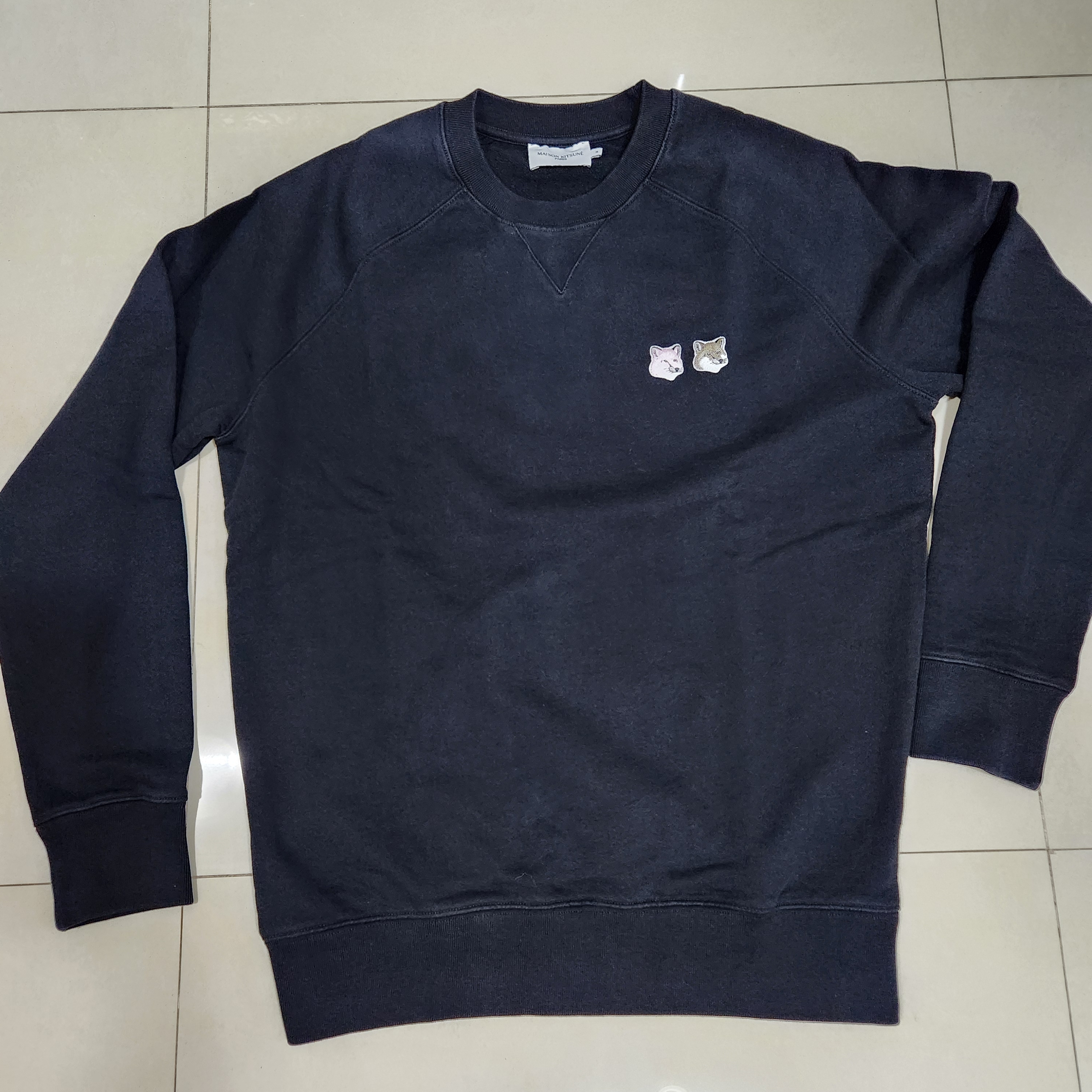 Maison Kitsune Monochrome Fox Head Patch Classic Sweatshirt Black 착용 스타일