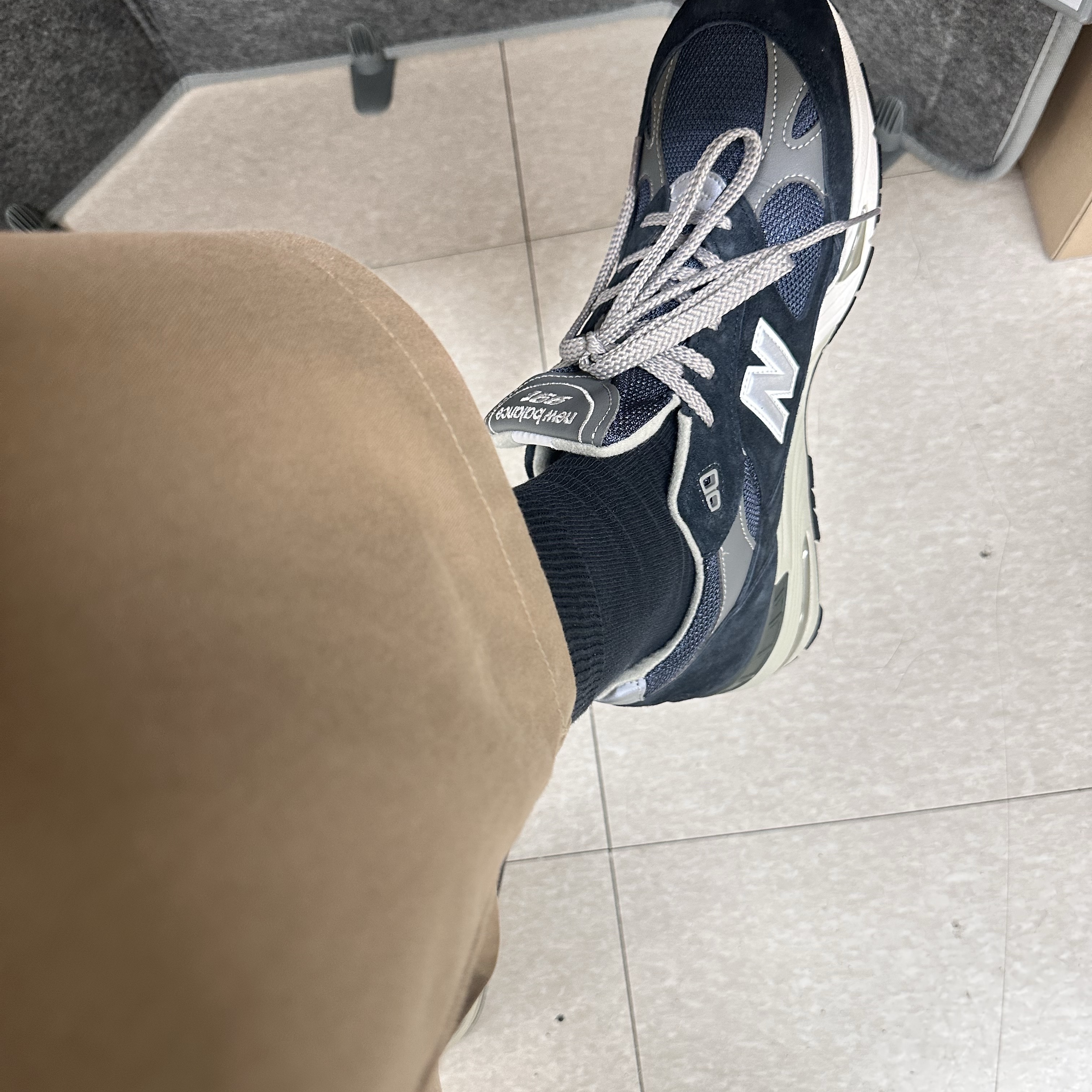New Balance 991 Made in UK Navy, New Balance 991 Made in UK Grey 착용 스타일 - 1