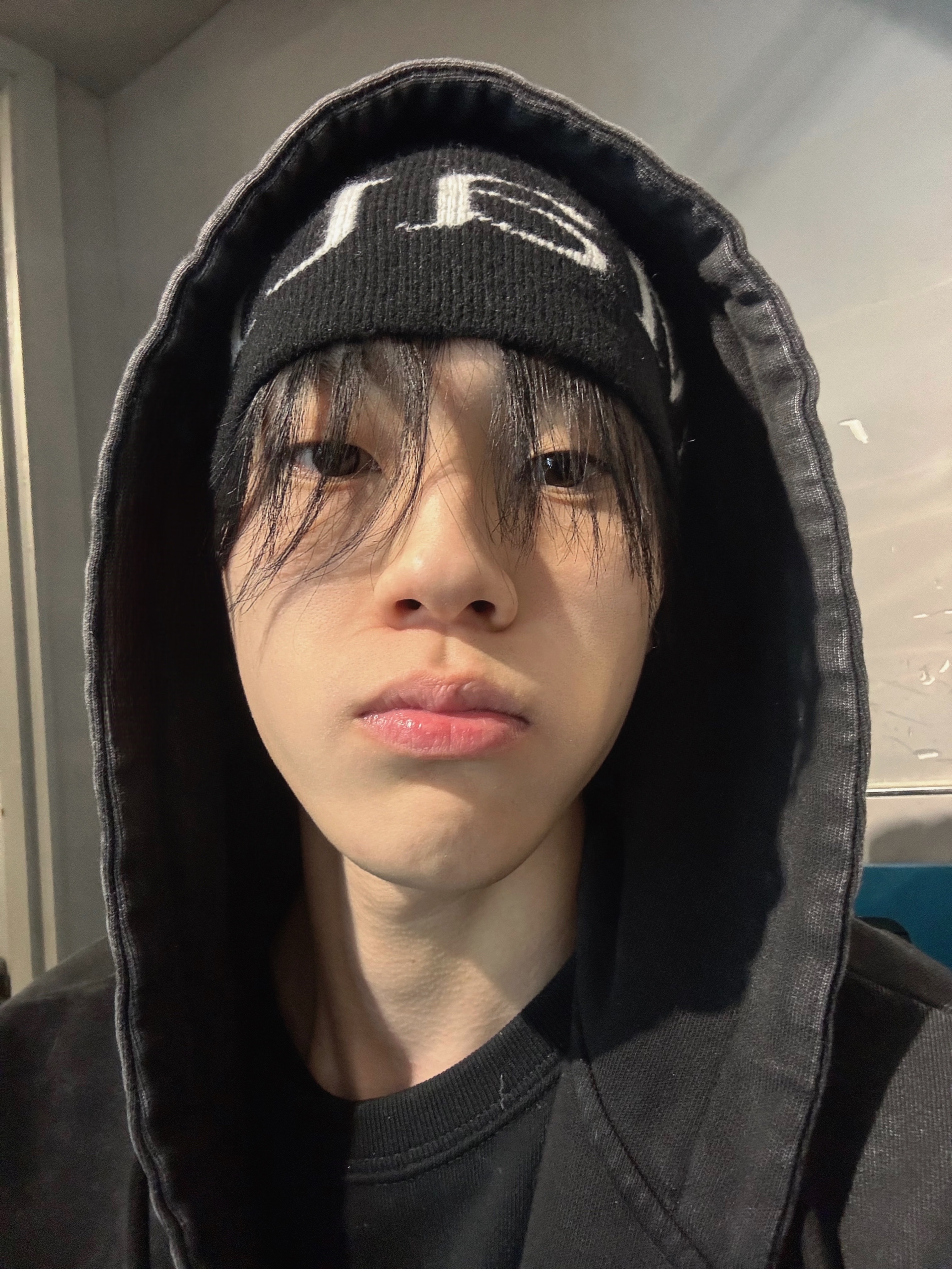 Matin Kim Logo Jacquard Short Beanie Black 착용 스타일 - 1