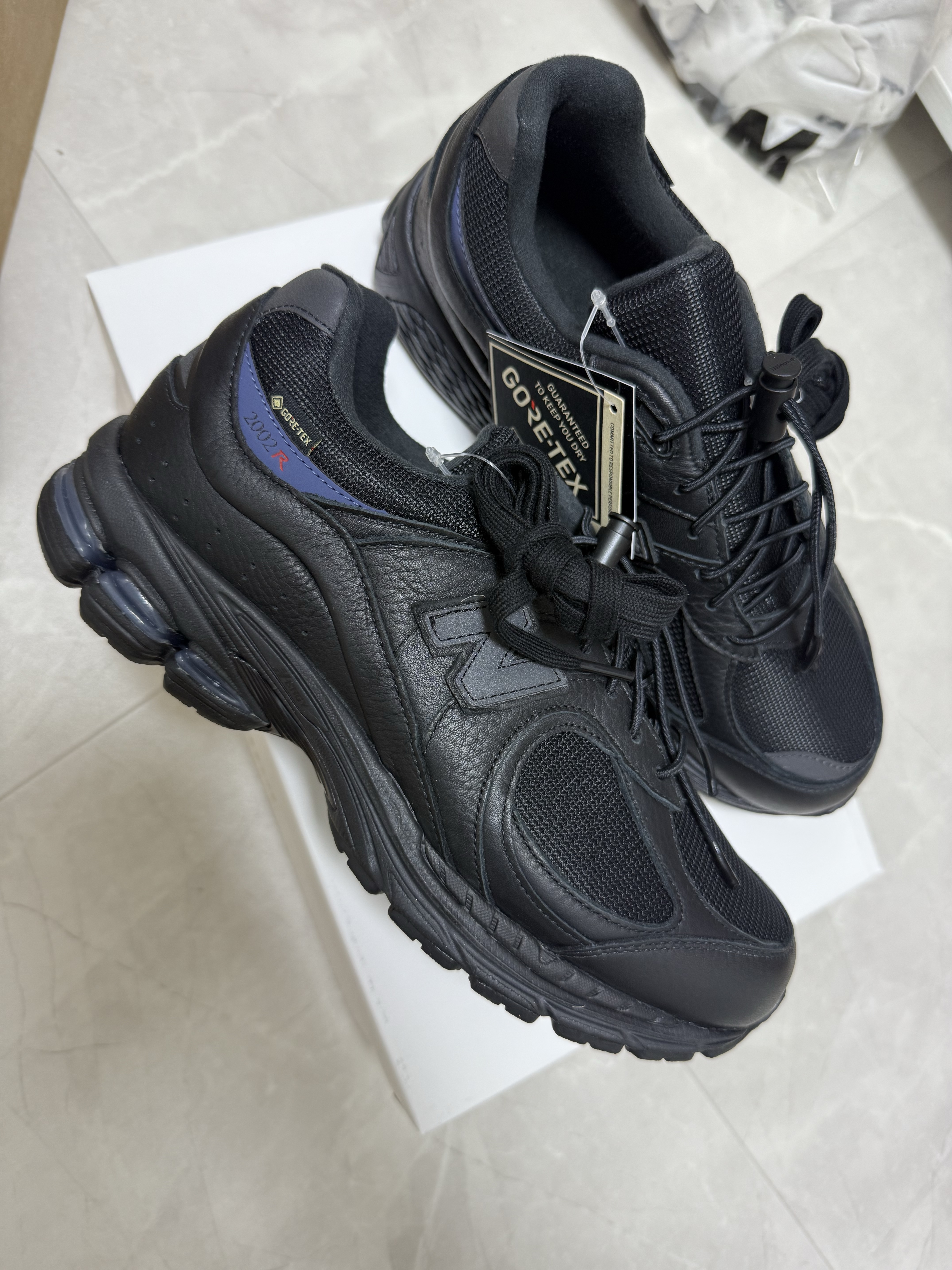 New Balance x JJJJound 2002R Leather Gore-Tex Black Storm 착용 스타일