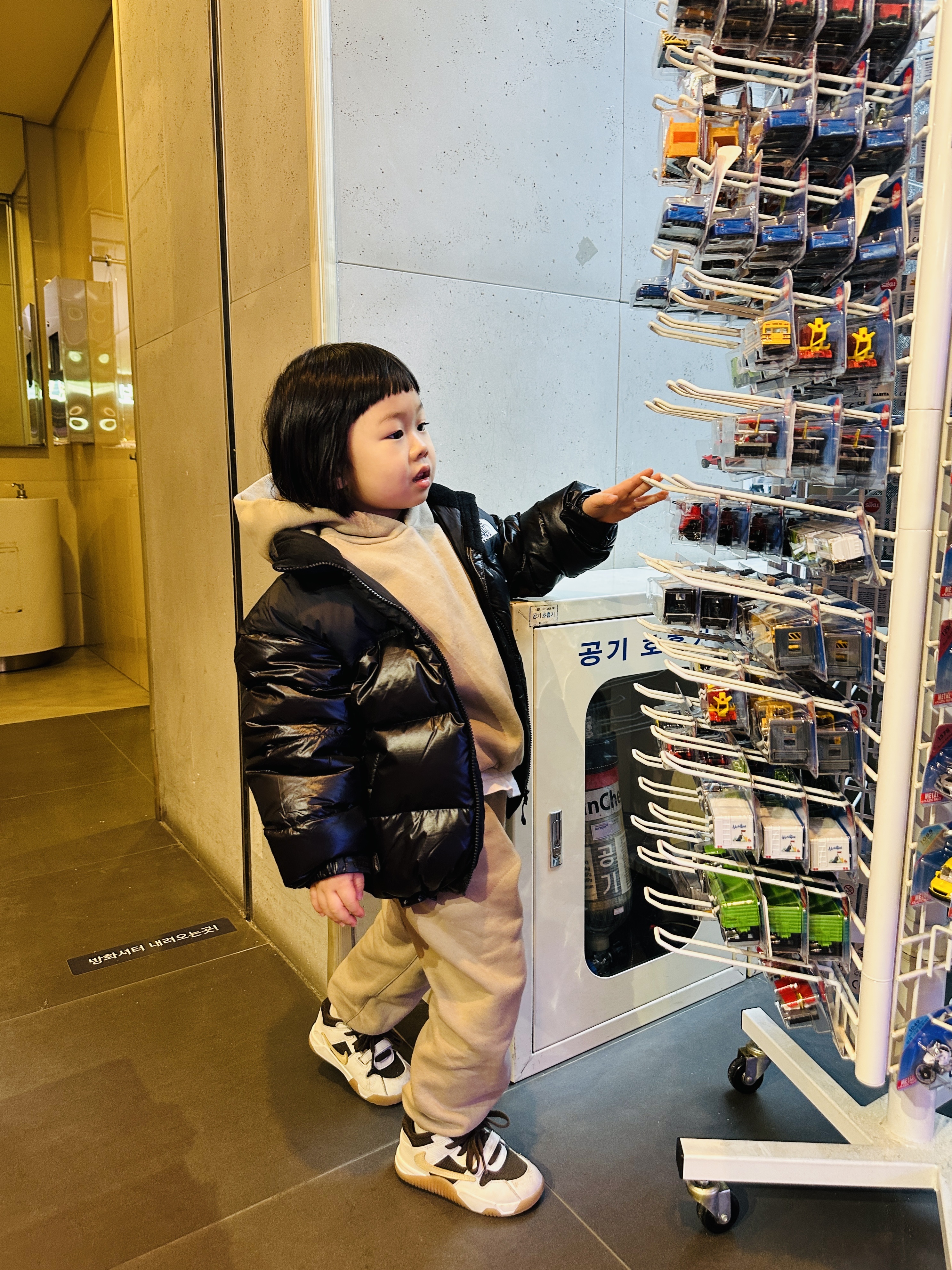 (Kids) The North Face 1996 Eco Nuptse Down Jacket Real Black, (TD) Jordan x Travis Scott Jumpman Jack TR Sail and Dark Mocha 착용 스타일