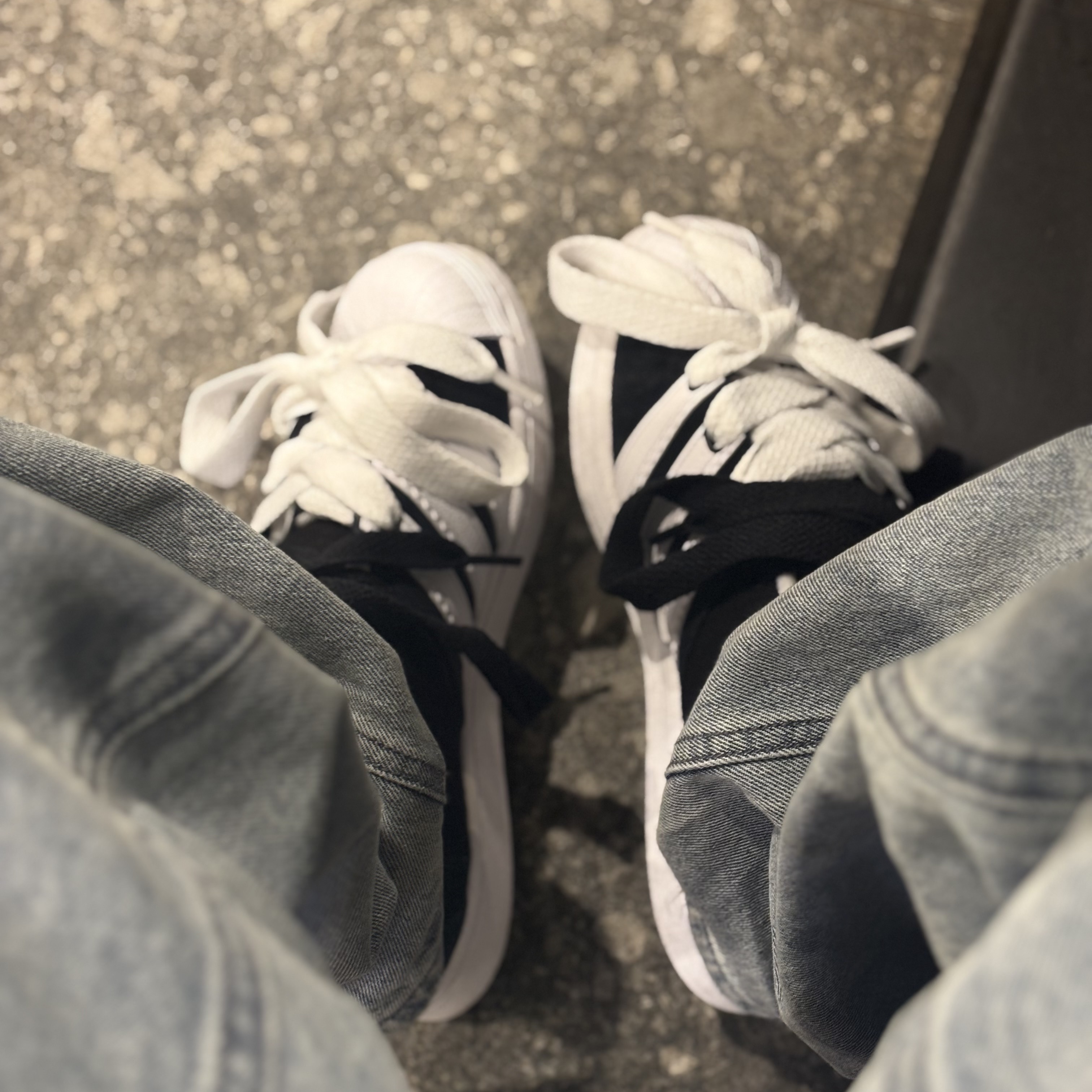 Adidas Superstar Supermodified Core Black Cloud White 착용 스타일
