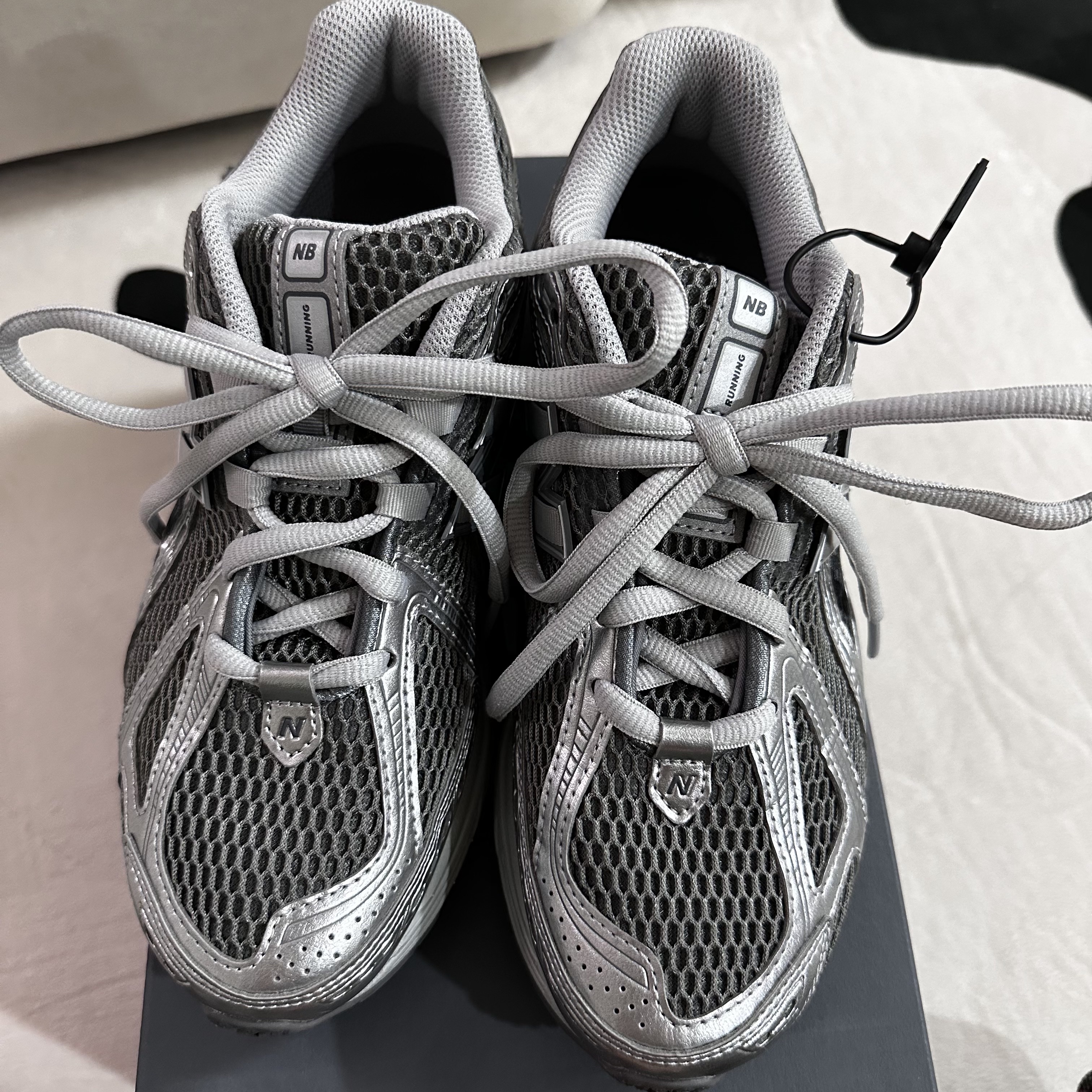New Balance 1906R Harbor Grey Silver Metalic 착용 스타일