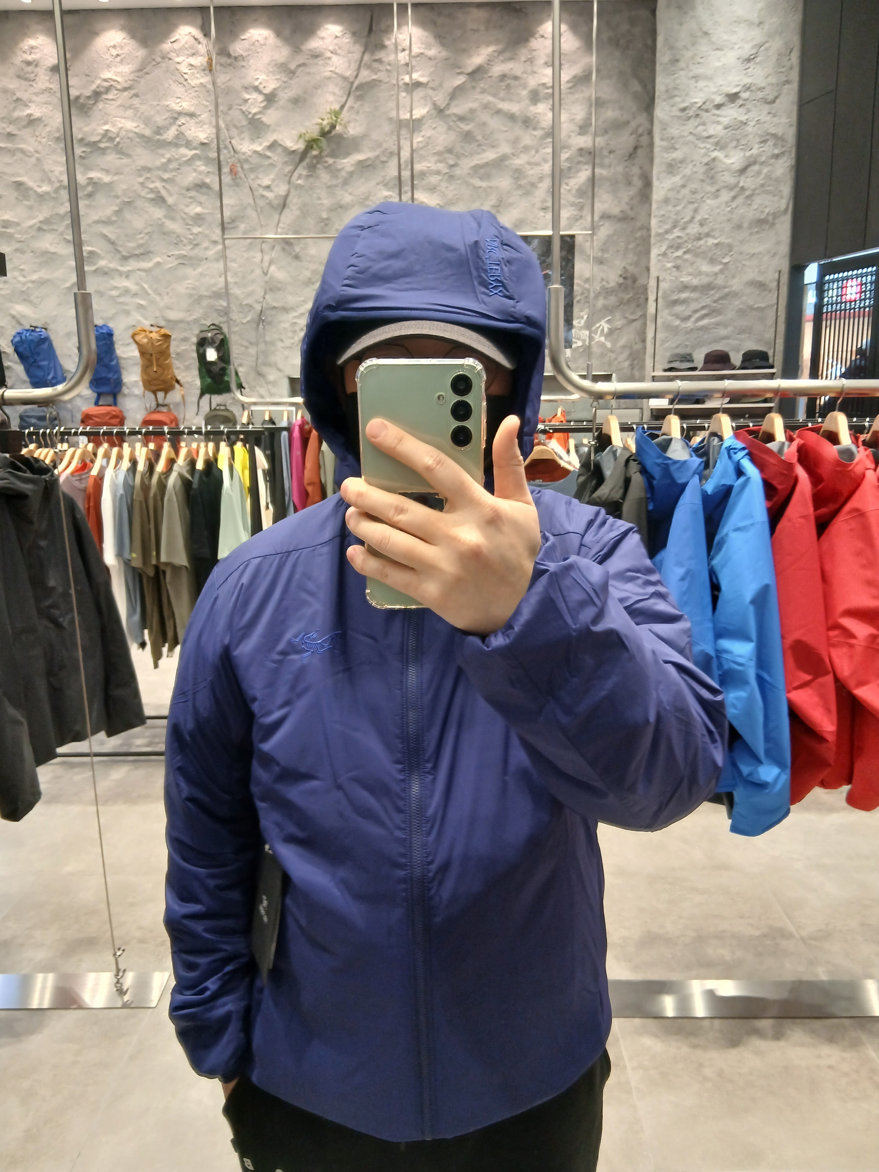 Arc'teryx Atom Hoody Soulsonic, New Balance x Stone Island 991v2 Made in UK Black 착용 스타일 - 2