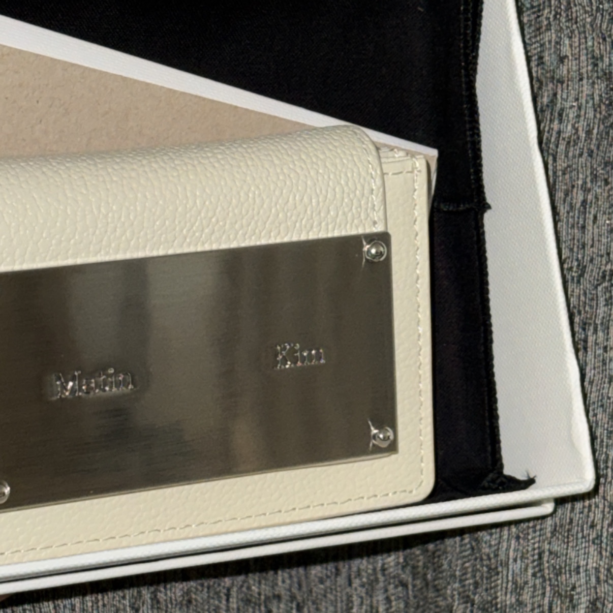 Matin Kim Accordion Wallet White 착용 스타일 - 1