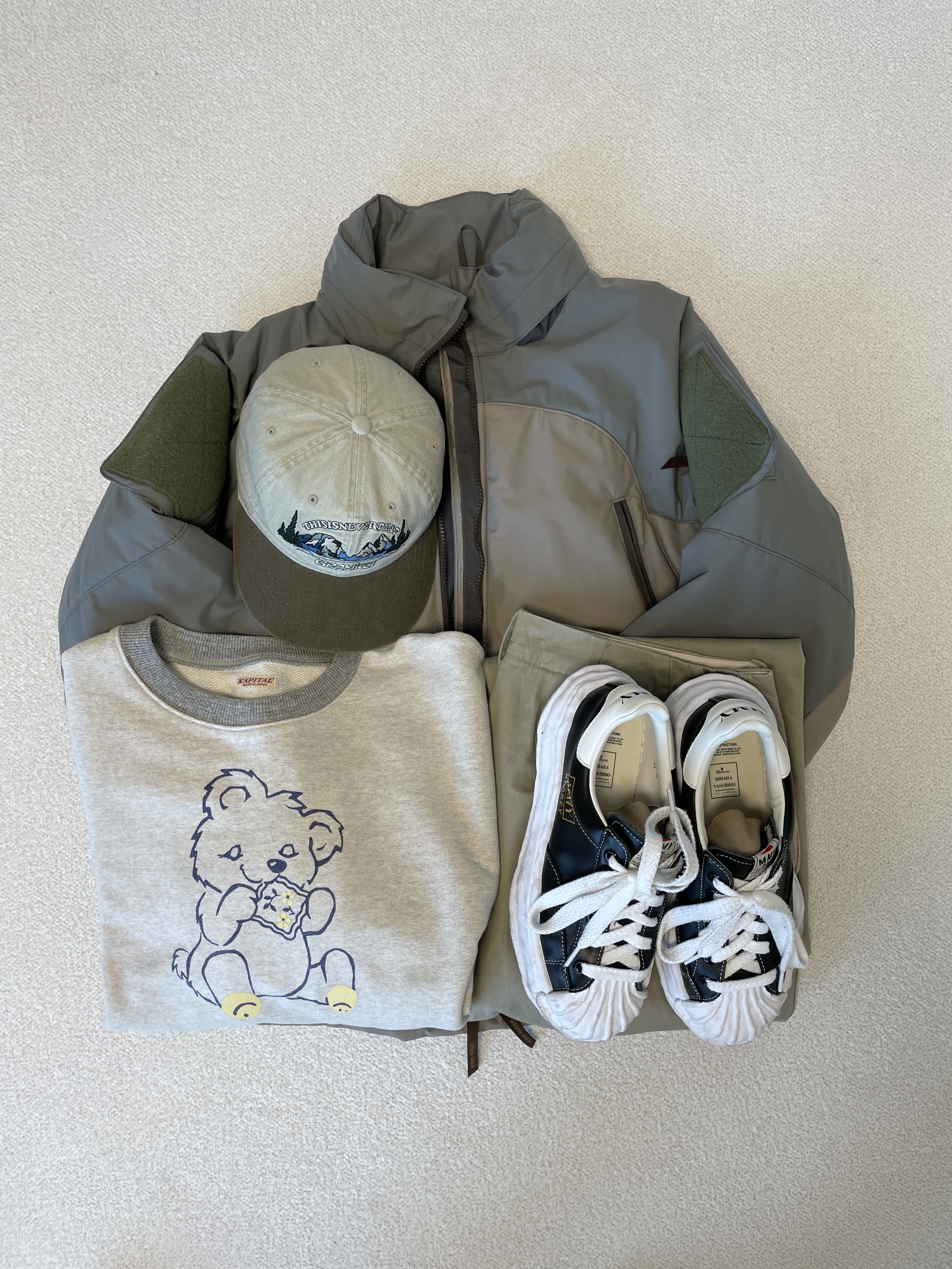 Maison Mihara Yasuhiro Blakey OG Sole Leather Low-top Sneakers Black, Thisisneverthat x Gramicci Mountain Cap Khaki 착용 스타일 - 1