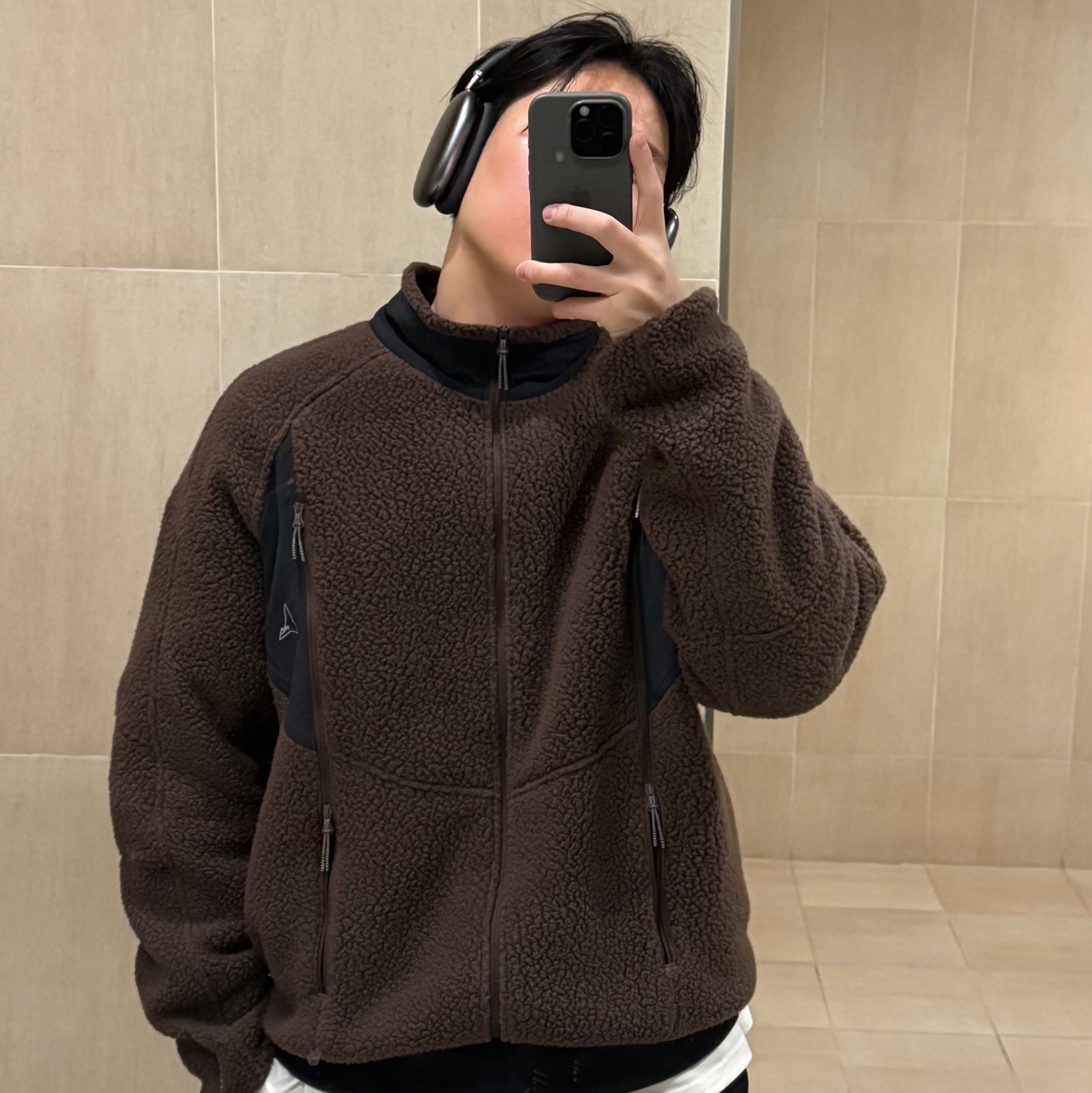 Roa Polartec Fleece Jacket Dark Brown Black 착용 스타일