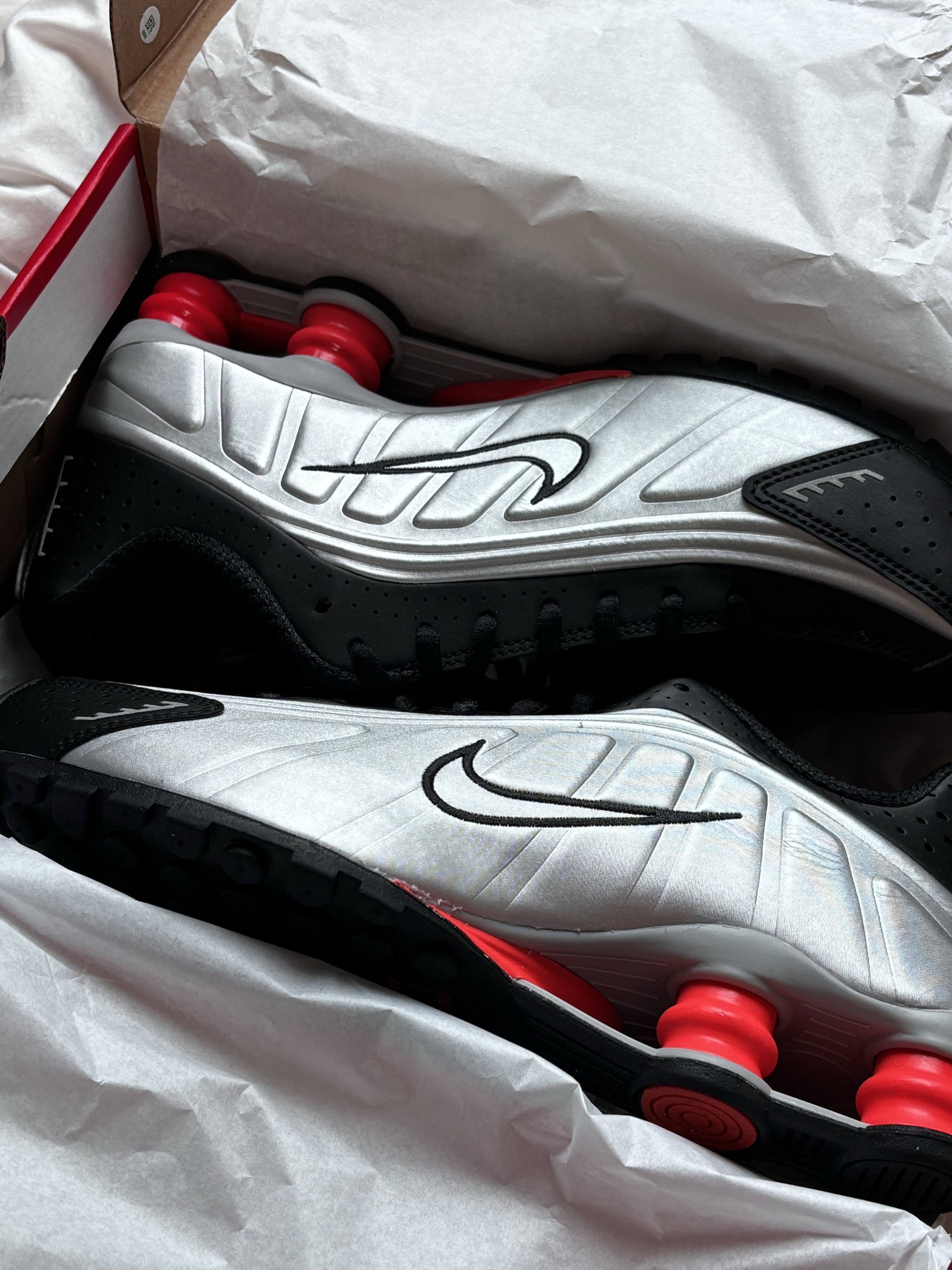 Nike Shox R4 Black and Metallic Silver 착용 스타일 - 1