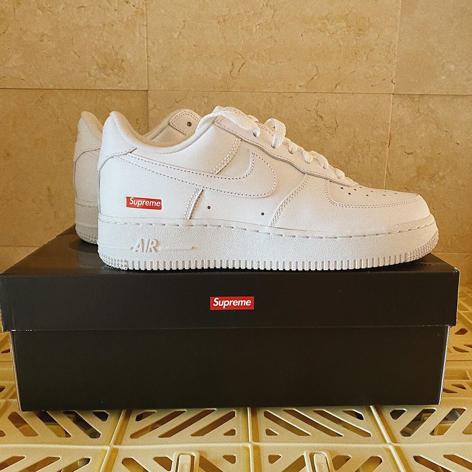 Nike x Supreme Air Force 1 Low White 착용 스타일 - 1
