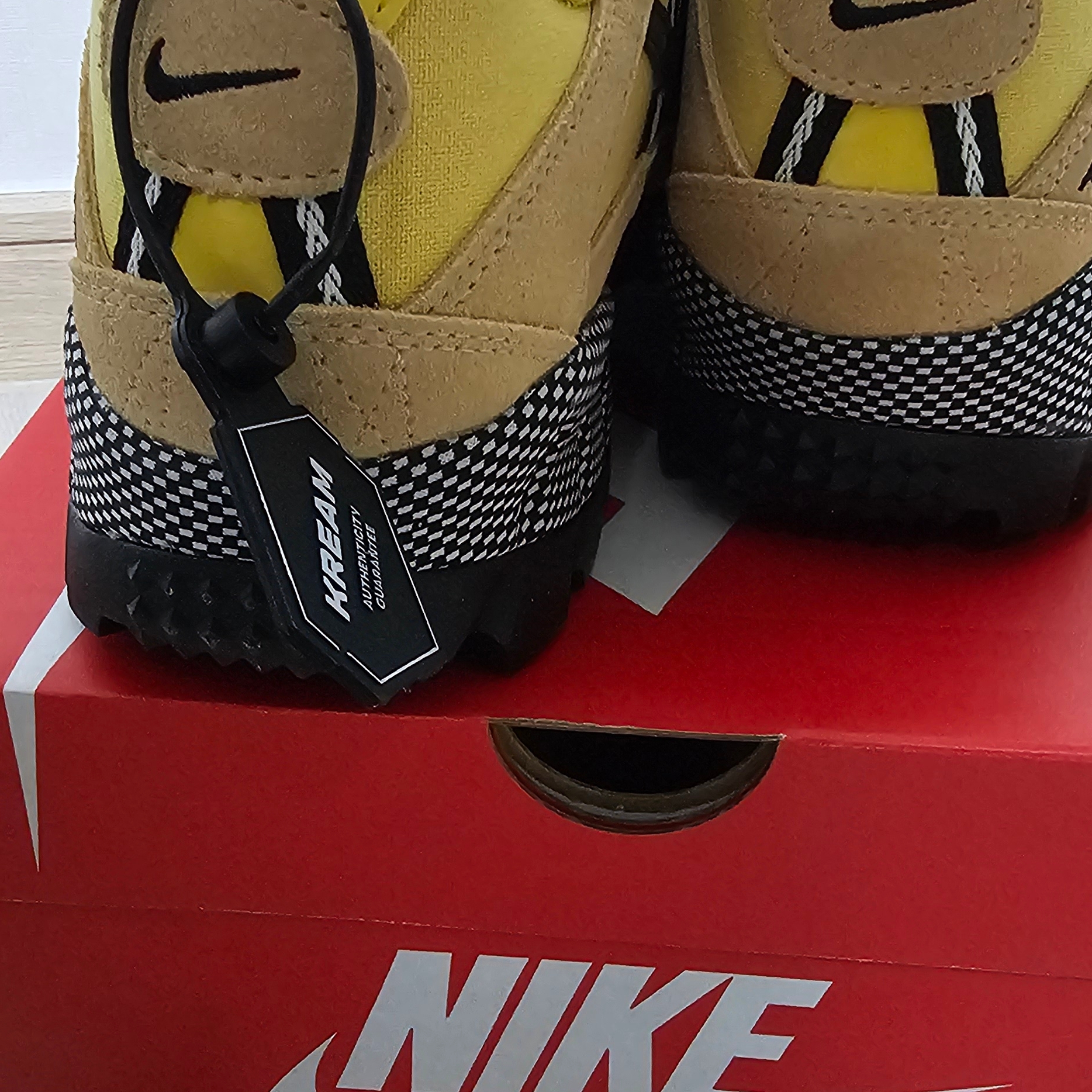 (W) Nike Air Humara Sesame Saturn Gold, Nike ACG Smith Summit Cargo Pants Black Anthracite - Asia 착용 스타일 - 3