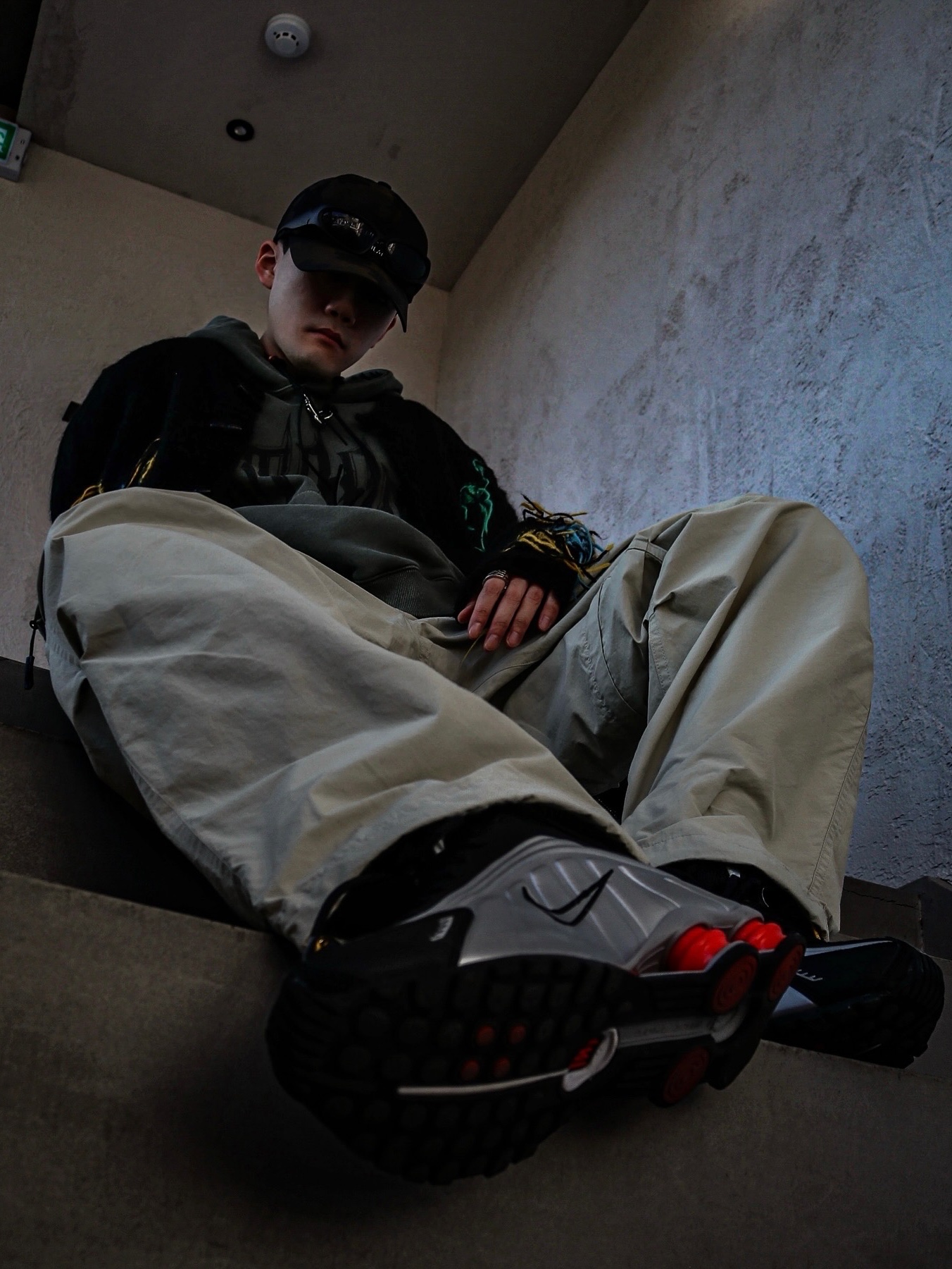 [KREAM 단독] ADSB Andersson Bell Macaron Intarsia Cardigan Black, Nike Shox R4 Black and Metallic Silver 착용 스타일 - 4