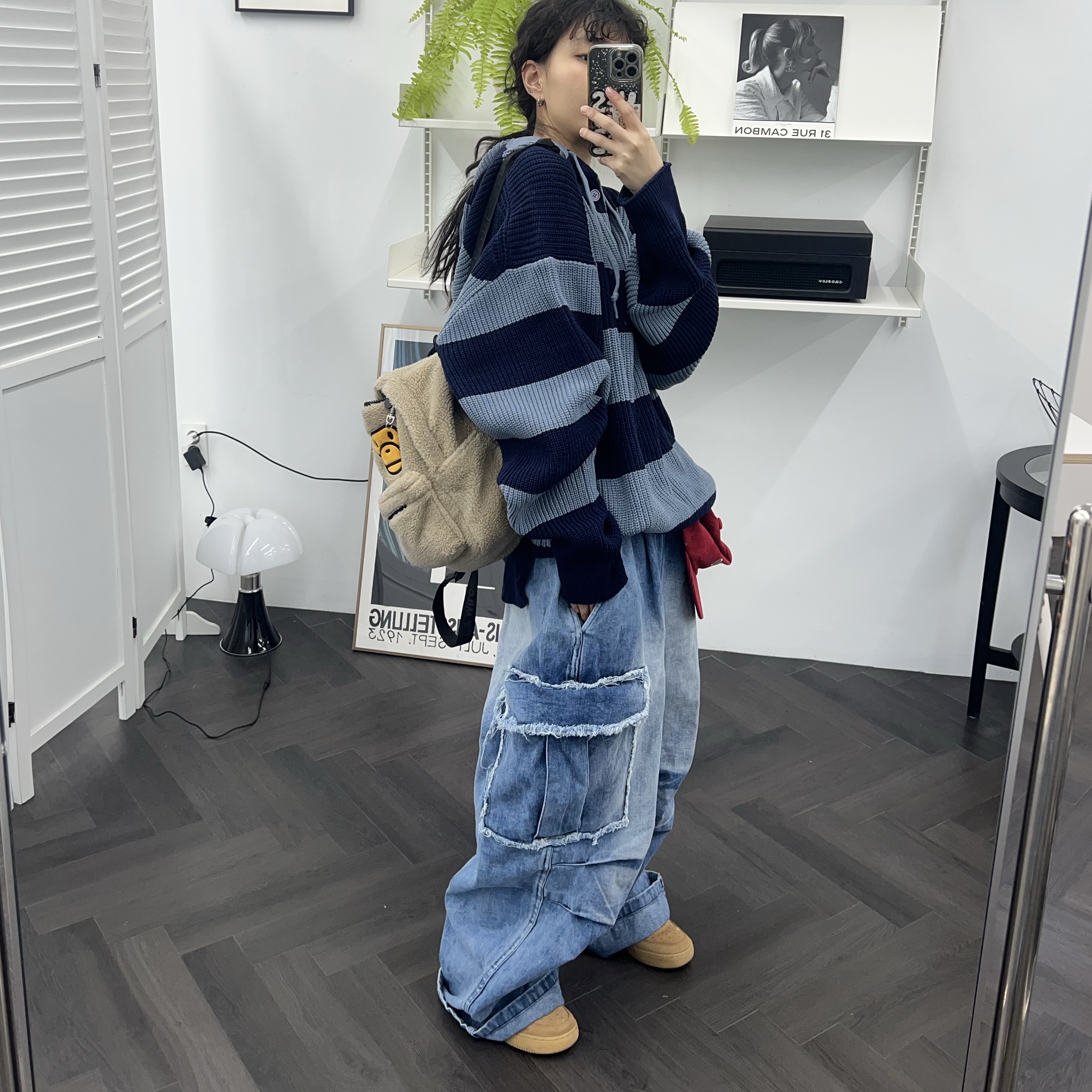 BAPE Baby Milo Mini Fur Backpack Beige 착용 스타일 - 3