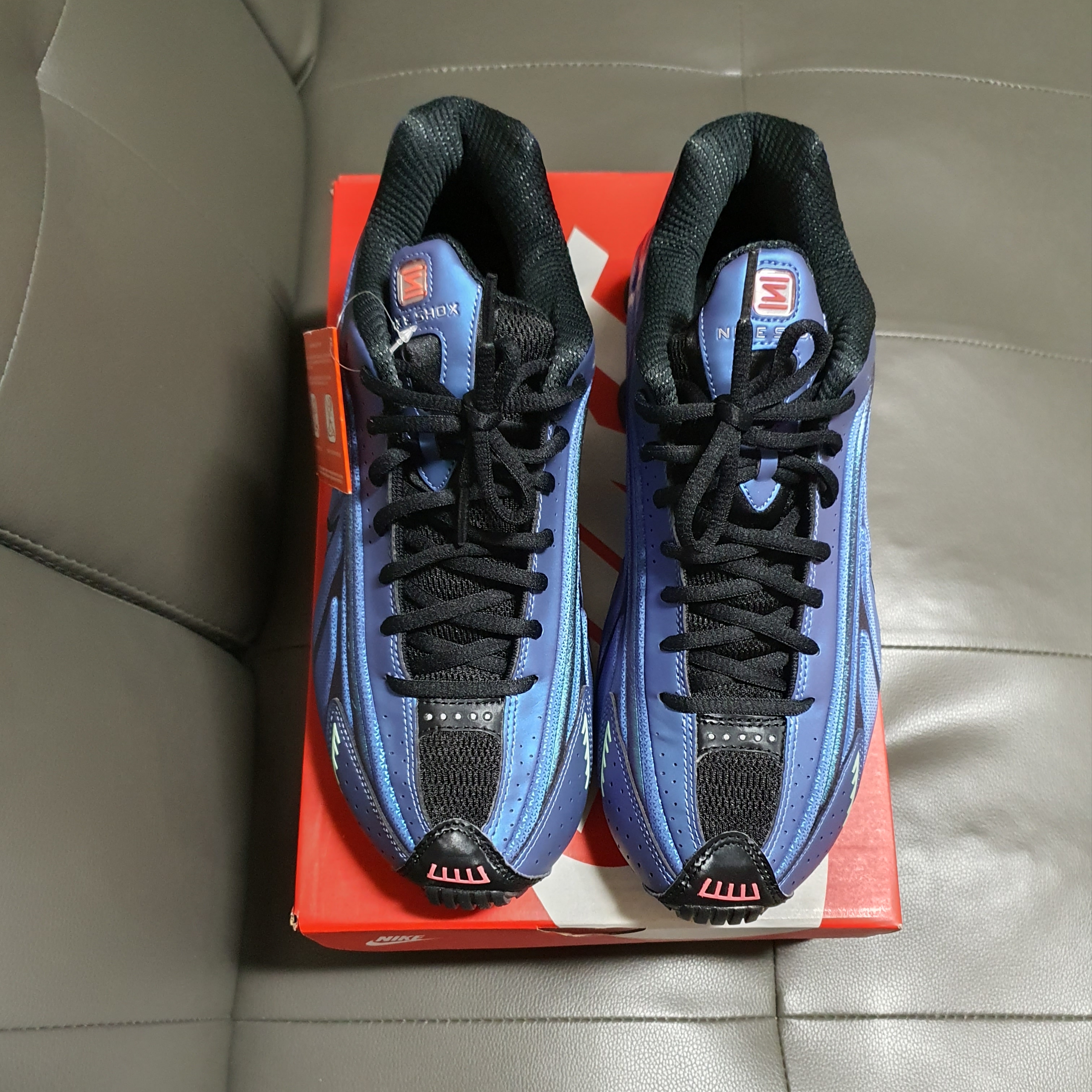 Nike Shox R4 Black and Hot Punch 착용 스타일