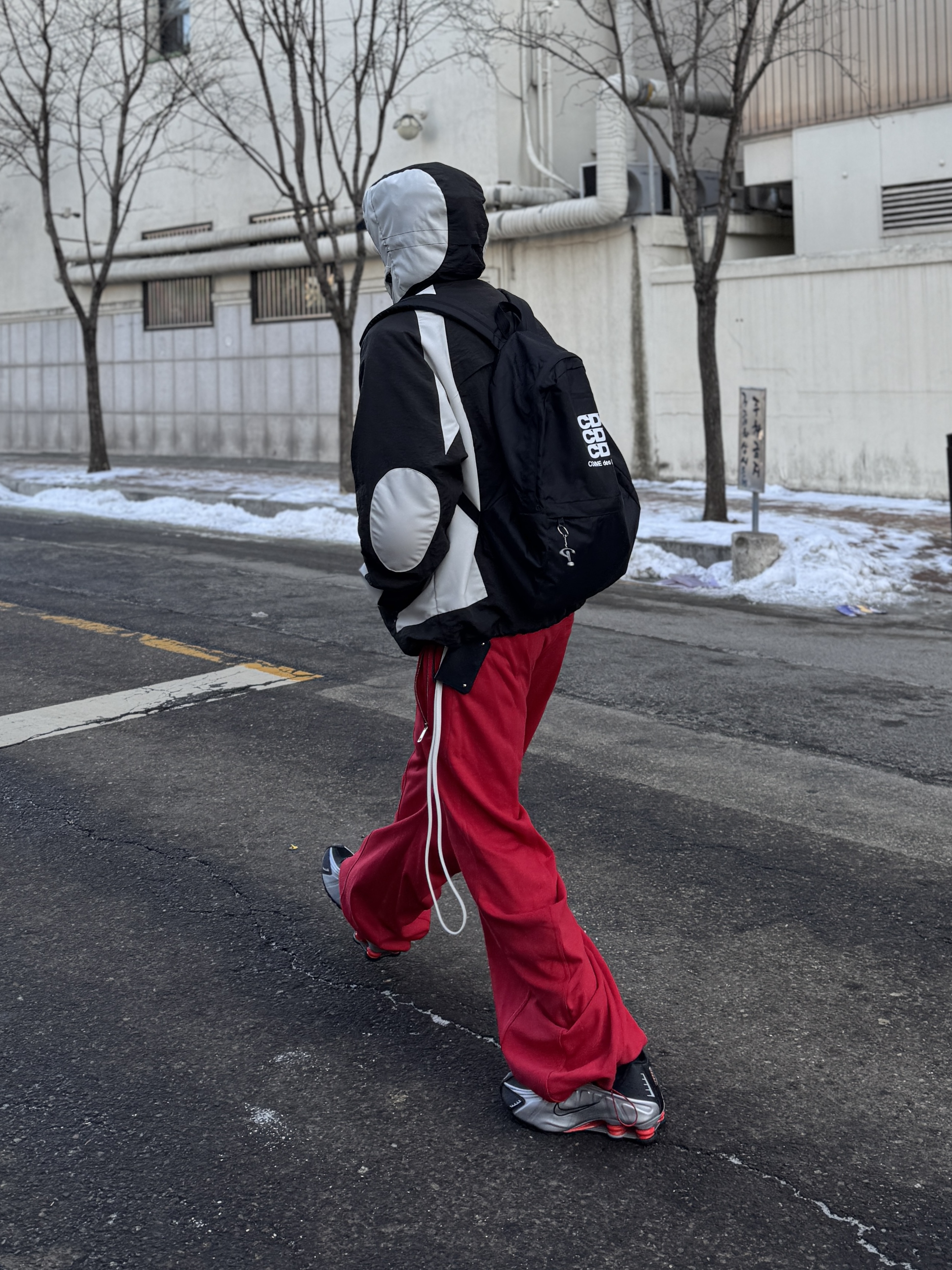 CDG Backpack Black, Nike Shox R4 Black and Metallic Silver 착용 스타일 - 1