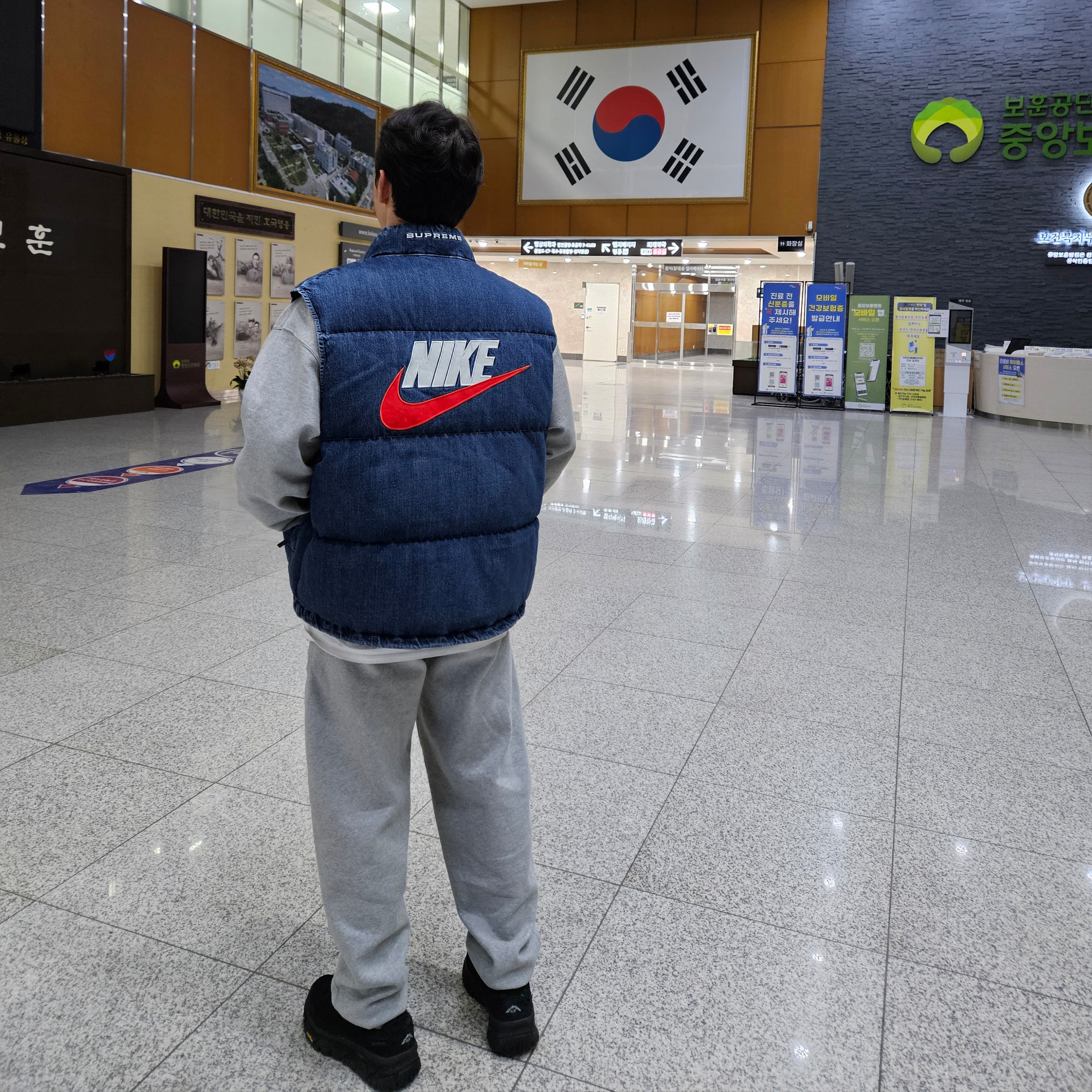 Supreme x Nike Denim Puffer Vest Indigo - 24SS 착용 스타일