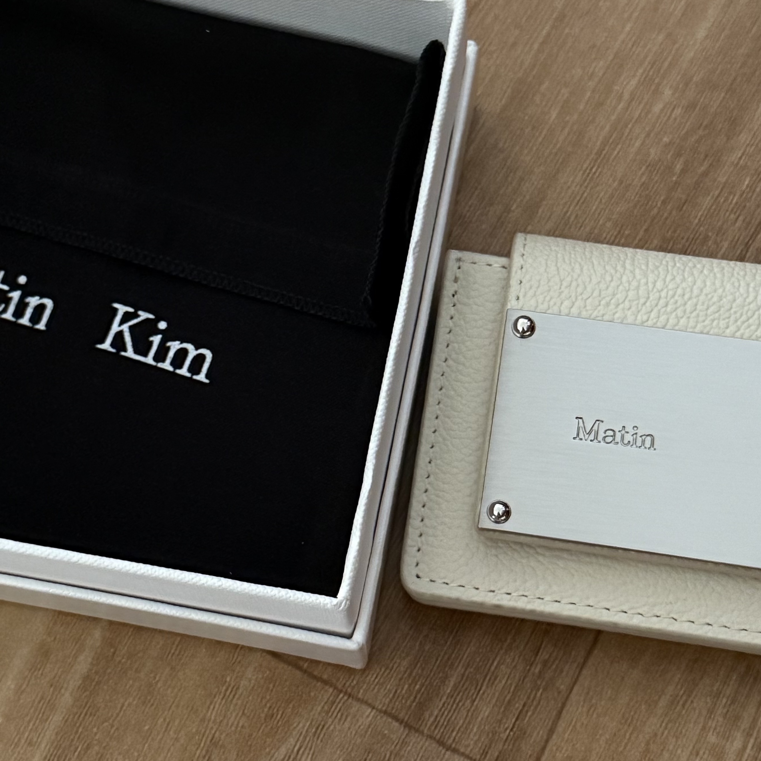 Matin Kim Accordion Wallet White 착용 스타일 - 3