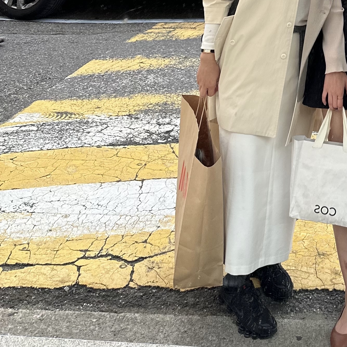 (W) 나이키 샥스 TL 블랙 앤 맥스 오렌지, 르메르 포춘 크루아상 백 소프트 나파 레더 블랙 착용 스타일 - 2