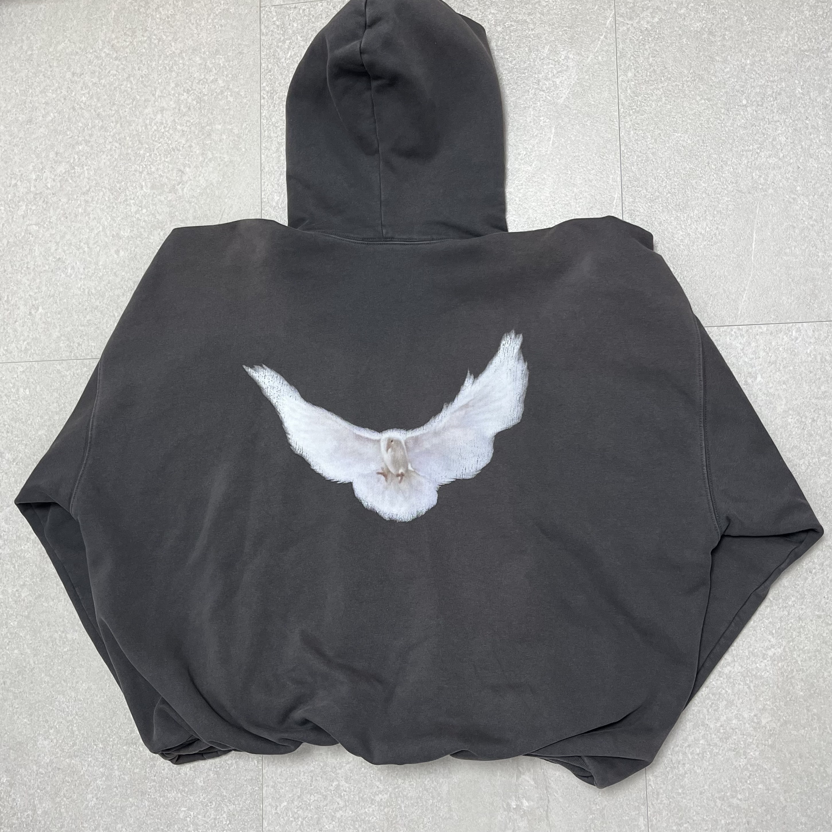 Yeezy Gap Engineered By Balenciaga Dove Hoodie Black 착용 스타일 - 2
