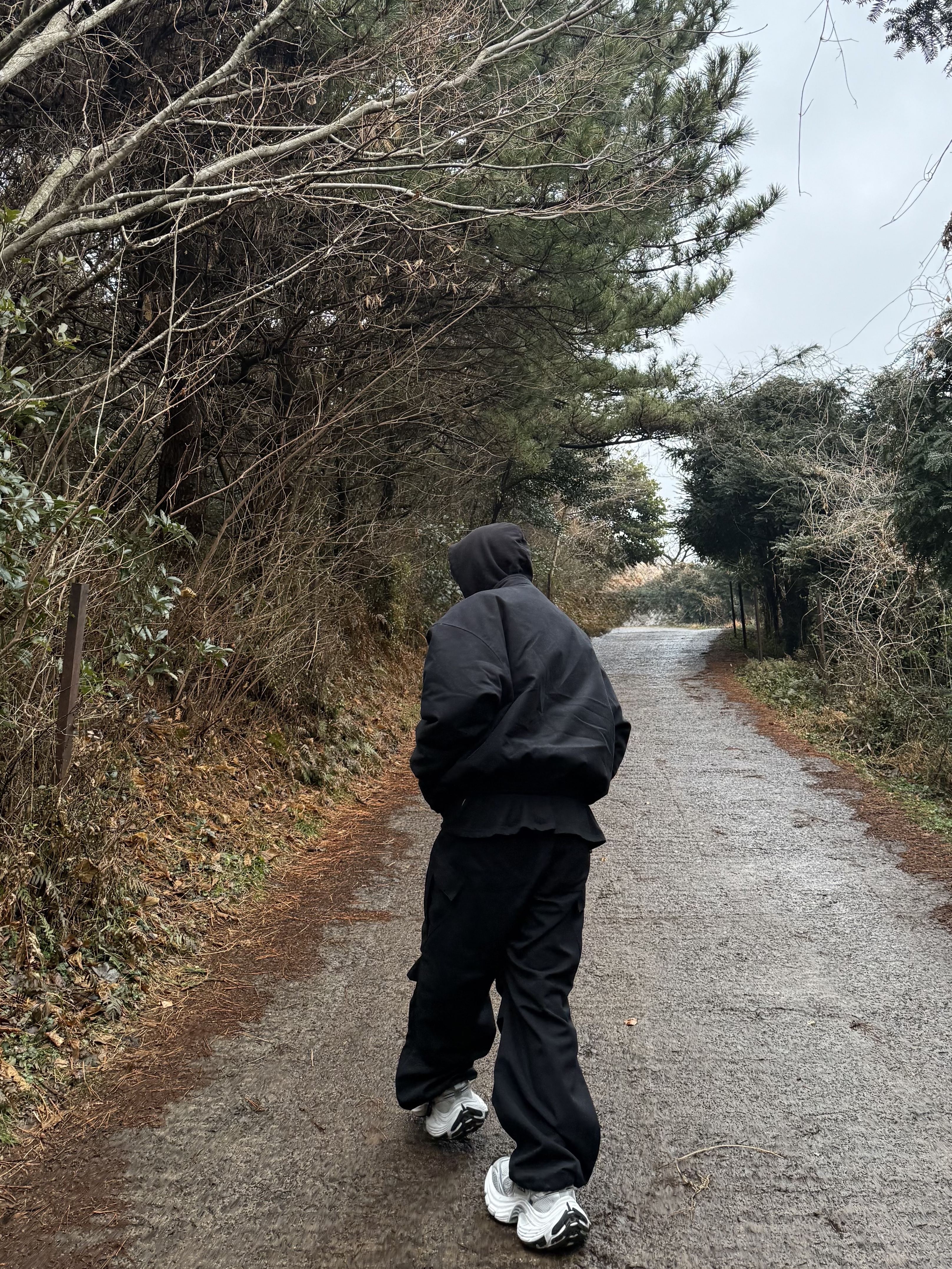 Nonnod Moleskine Bomber Jacket Matt Black, Nonnod Side Zip Cargo Pants Black 착용 스타일 - 3