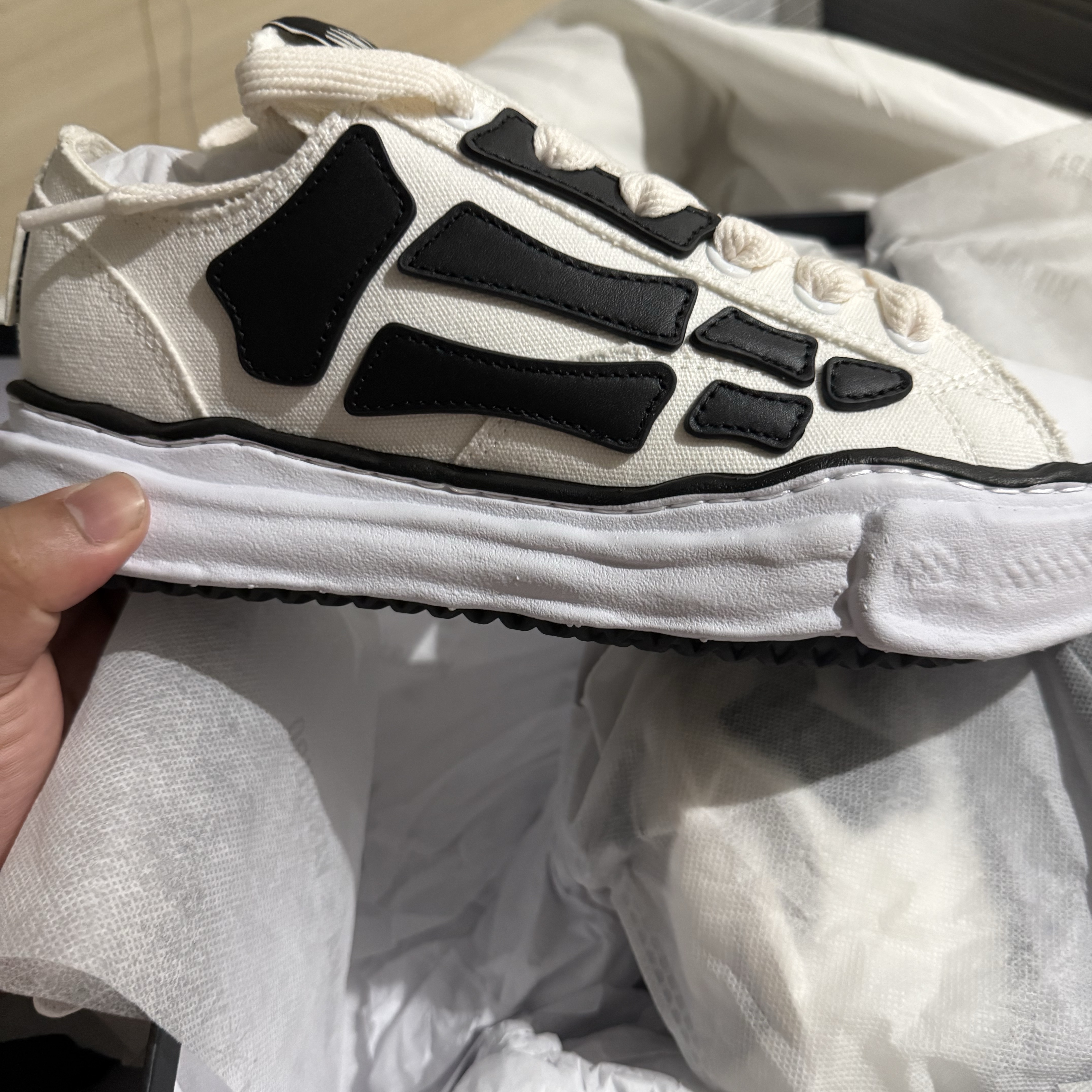 Maison Mihara Yasuhiro x Amiri Bones Sneakers Alabaster 착용 스타일