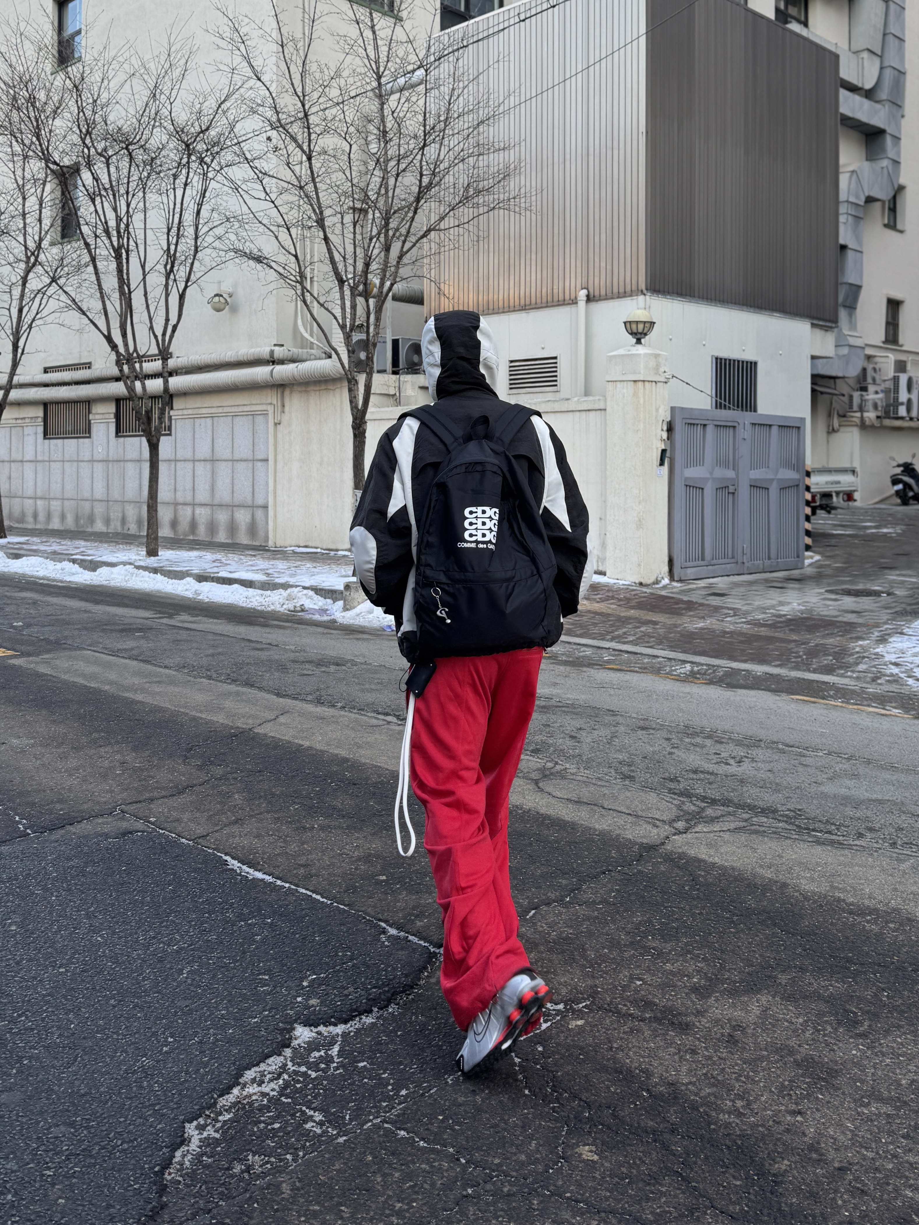 CDG Backpack Black, Nike Shox R4 Black and Metallic Silver 착용 스타일 - 6