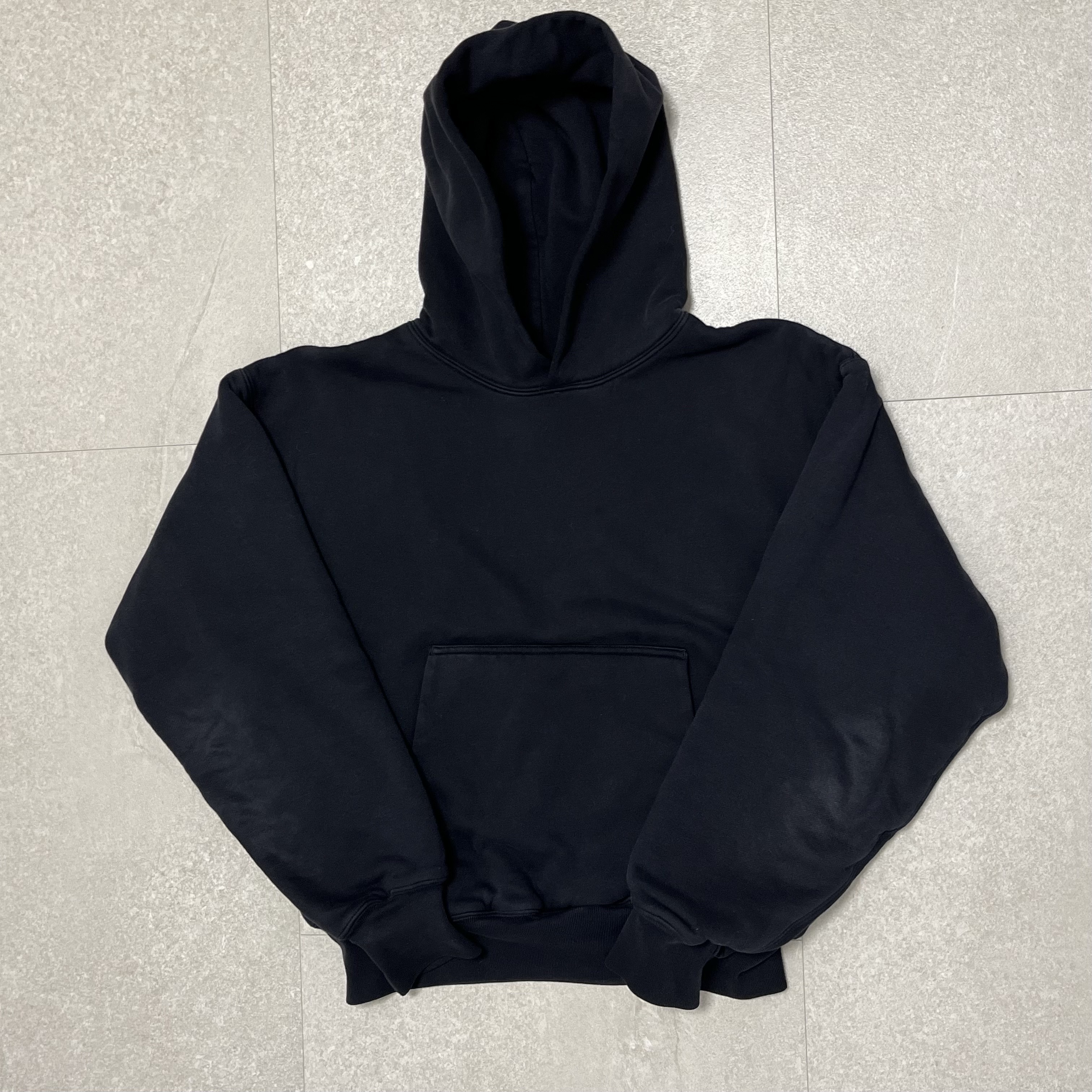 Yeezy Gap Hoodie Black 착용 스타일 - 1
