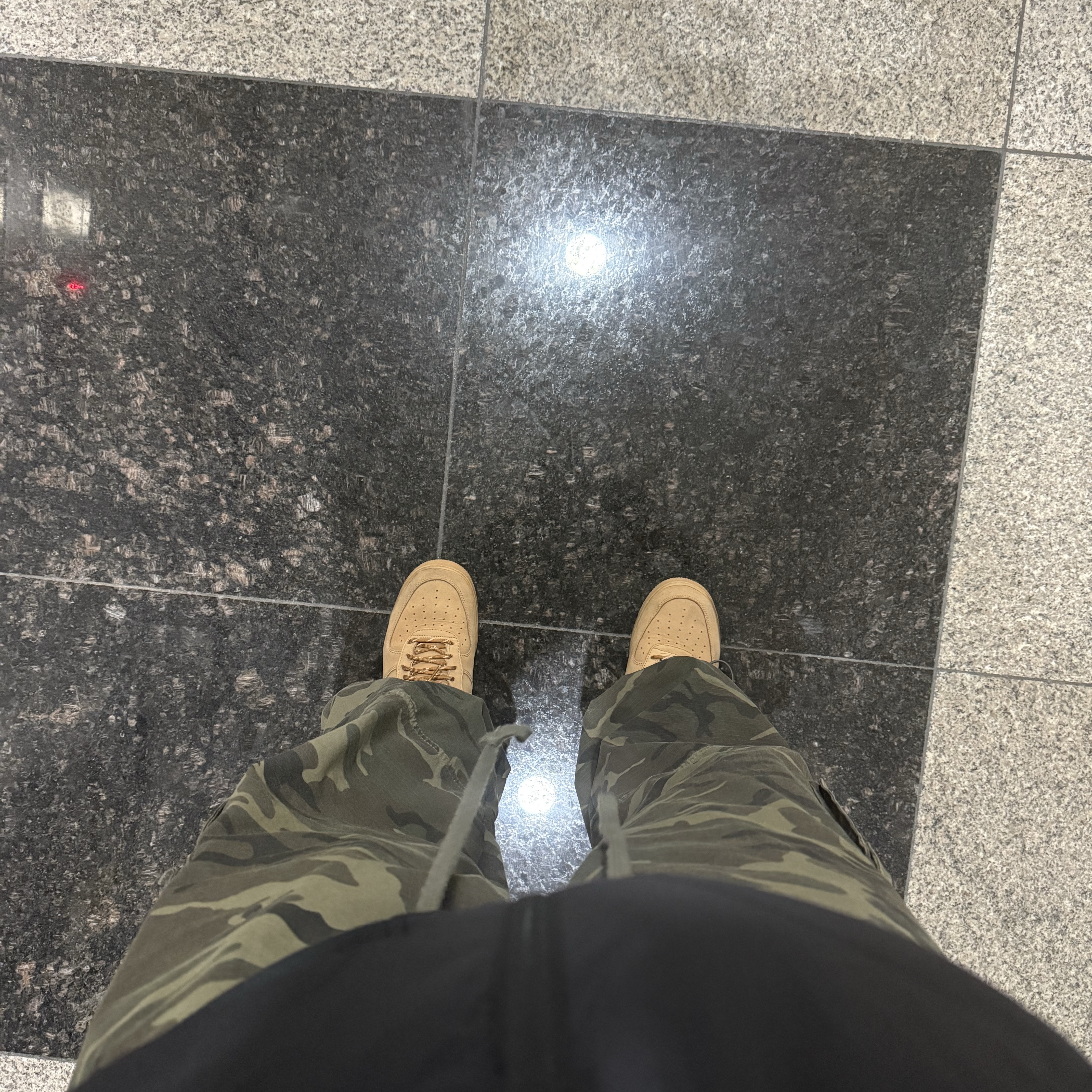 Nike Air Force 1 '07 WB Flax, Uniqlo x White Mountaineering Recycled Hybrid Down Jacket Black - KR 착용 스타일