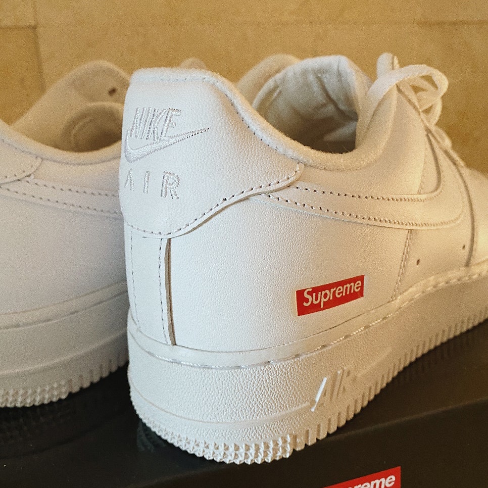Nike x Supreme Air Force 1 Low White 착용 스타일 - 2