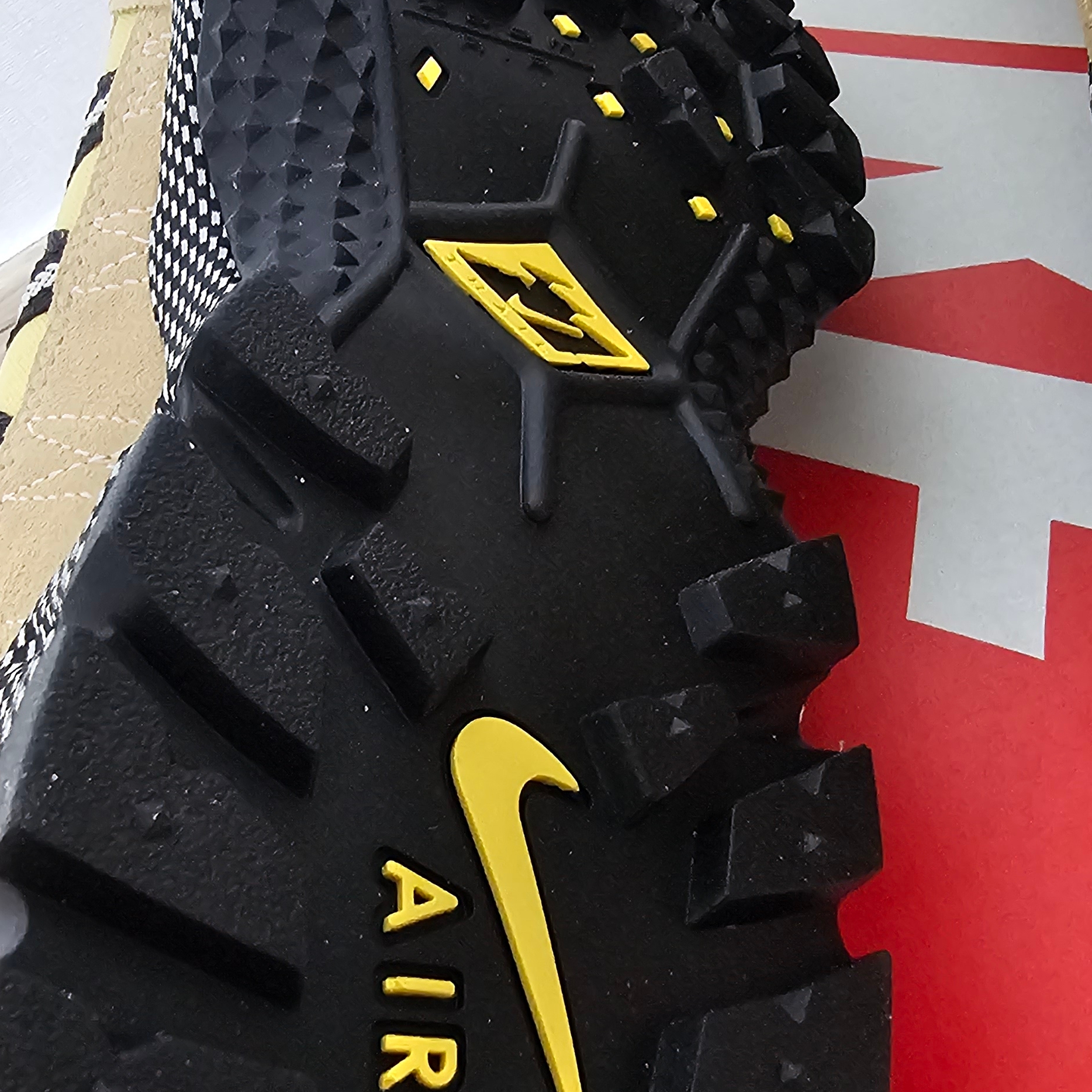 (W) Nike Air Humara Sesame Saturn Gold, Nike ACG Smith Summit Cargo Pants Black Anthracite - Asia 착용 스타일 - 5