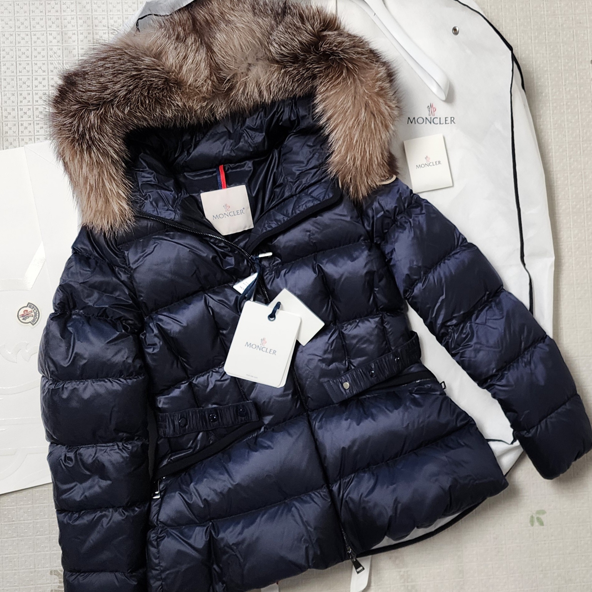 (W) 몽클레르 보에드 쇼트 다운 자켓 네이비 블루 - 23FW 착용 스타일
