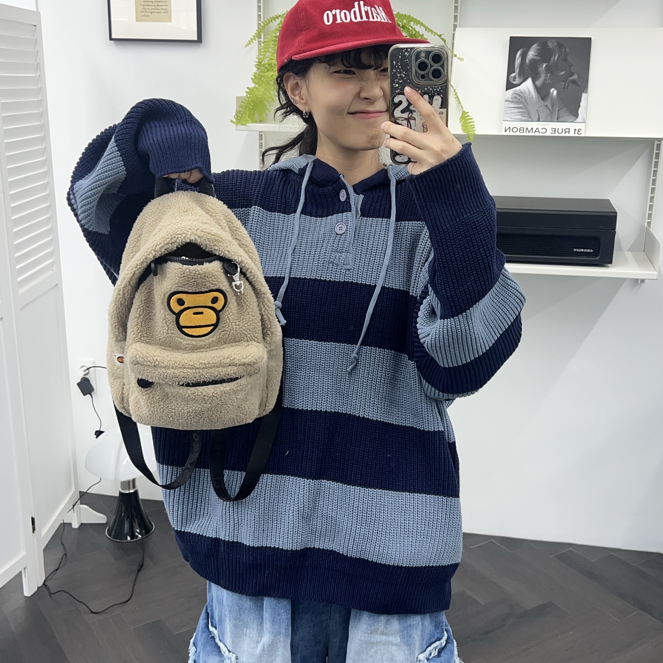 BAPE Baby Milo Mini Fur Backpack Beige 착용 스타일 - 1