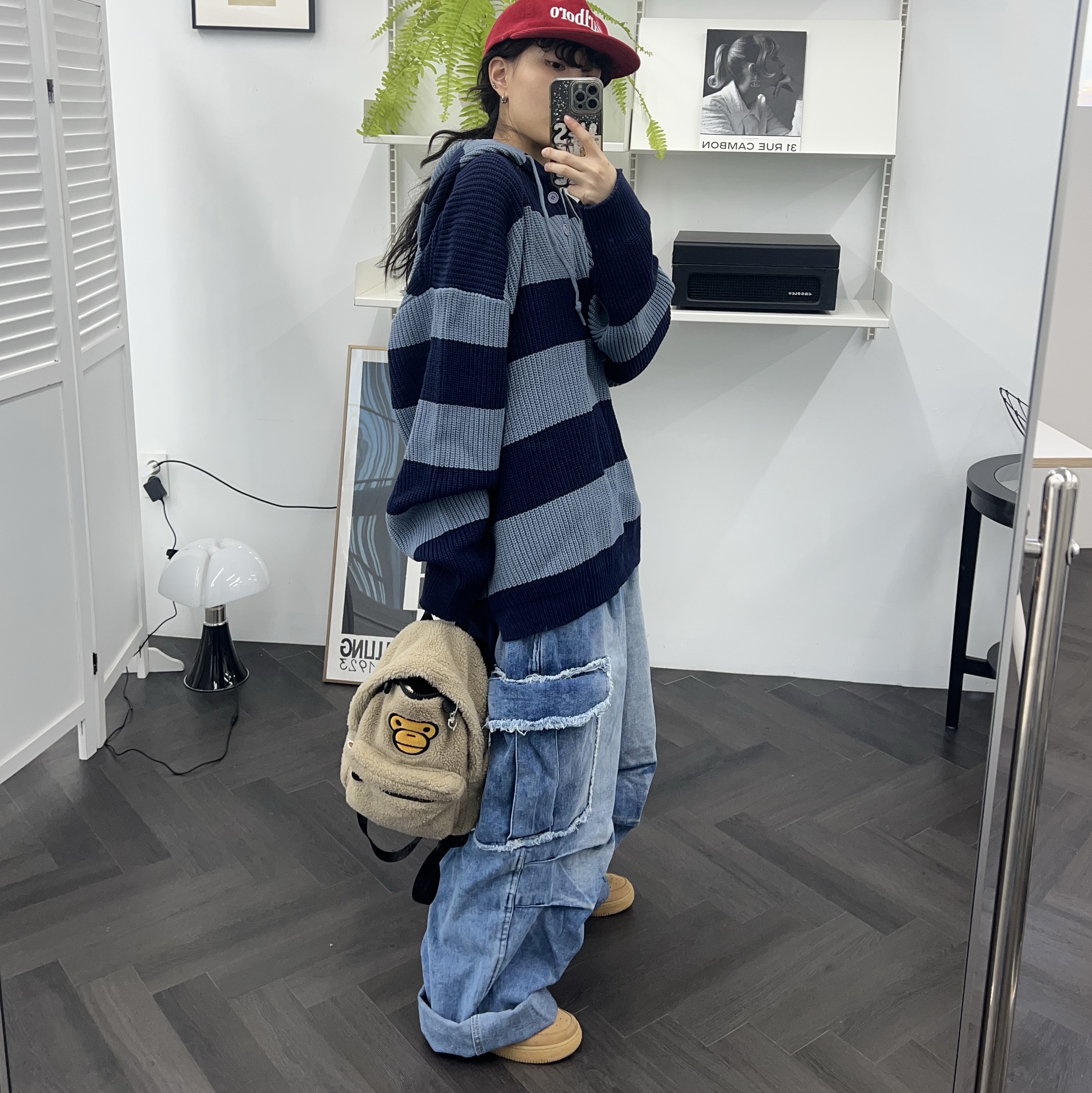 BAPE Baby Milo Mini Fur Backpack Beige 착용 스타일 - 2