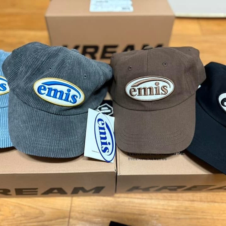 Emis Tone On Tone Wappen Ball Cap Brown, Emis Tone On Tone Wappen Ball Cap Black 착용 스타일