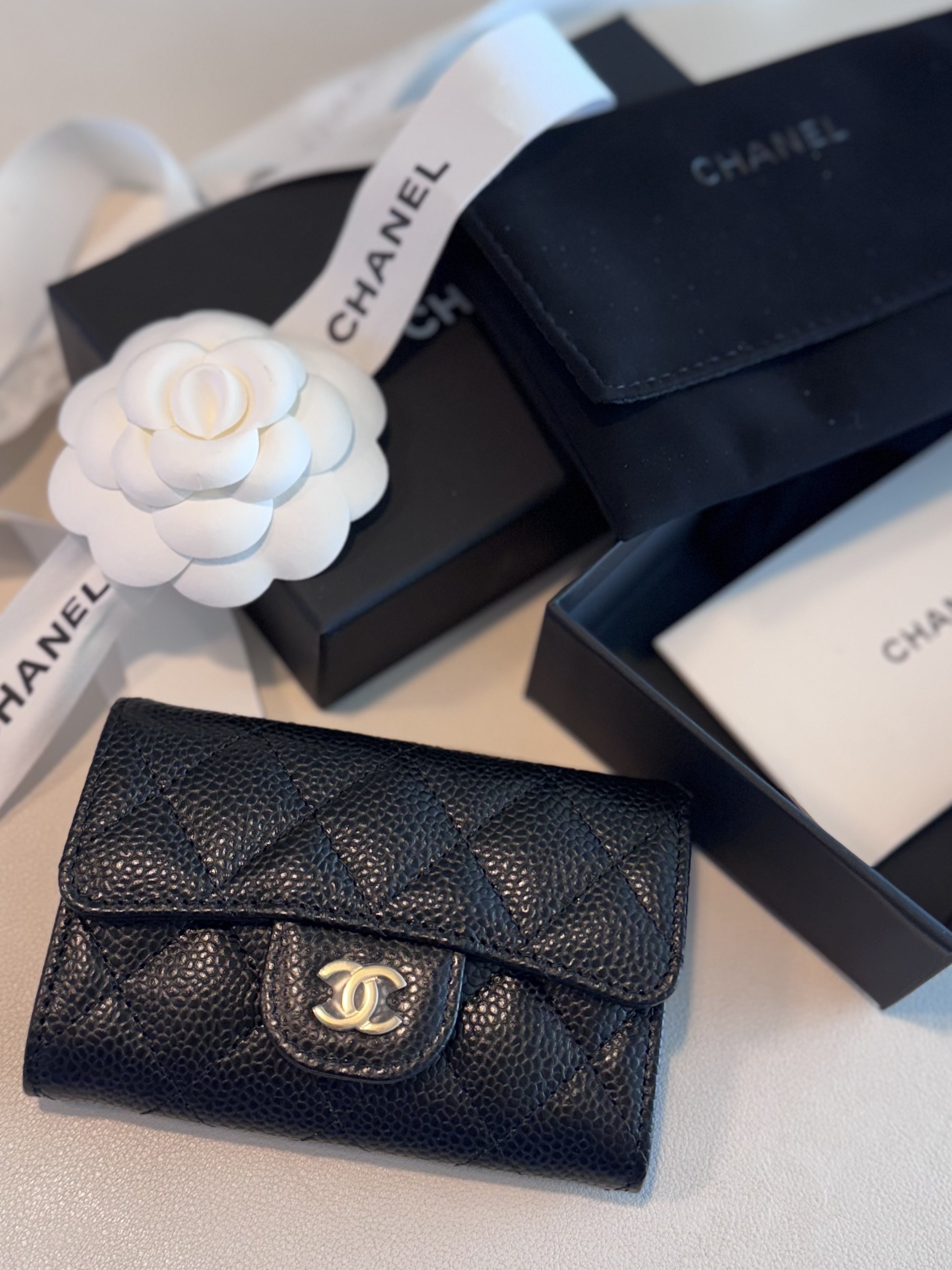 Chanel Classic Card Holder Grained Calfskin & Gold Black 착용 스타일
