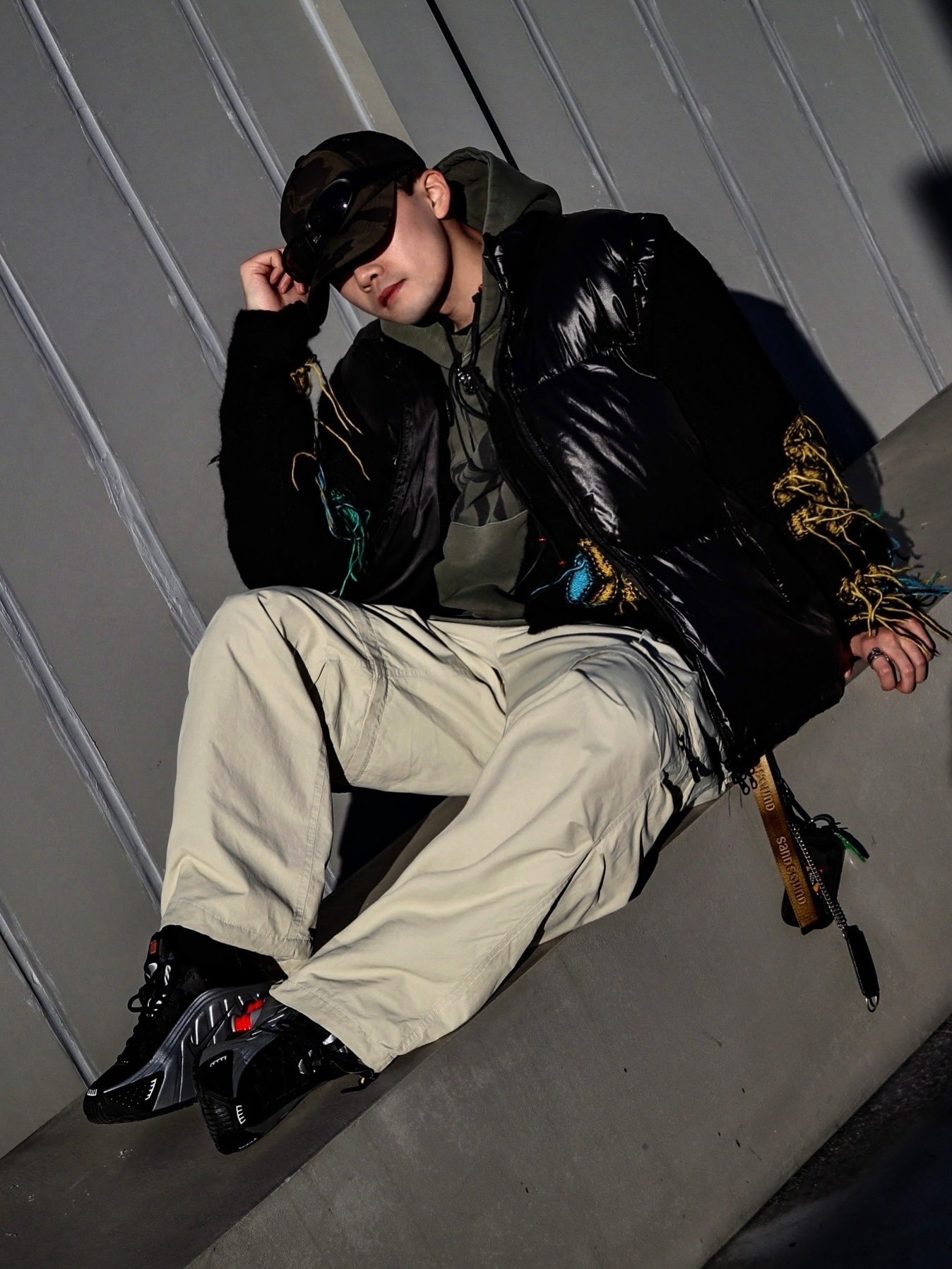 [KREAM 단독] ADSB Andersson Bell Macaron Intarsia Cardigan Black, Nike Shox R4 Black and Metallic Silver 착용 스타일 - 2