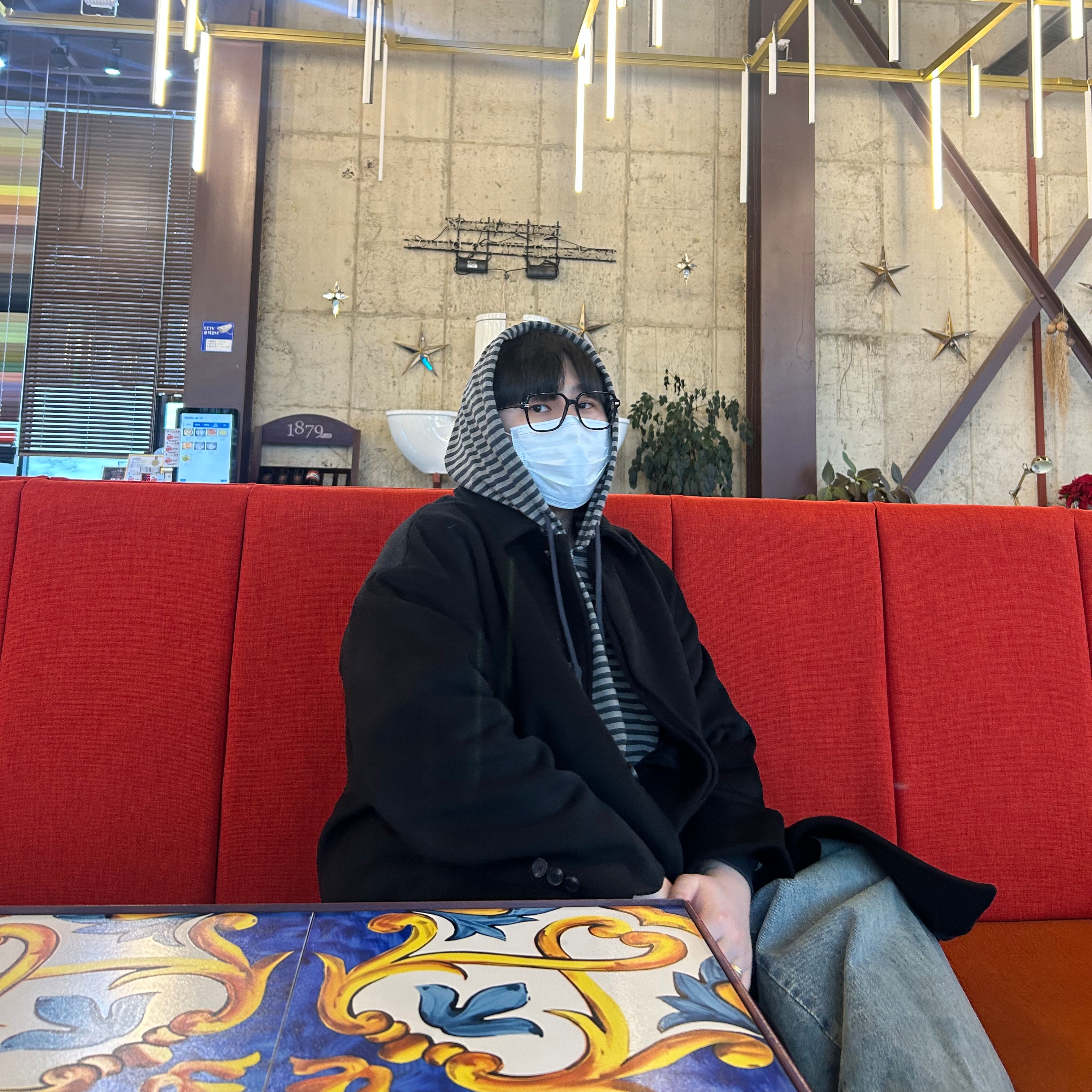 스웨이드 스트라이프 후디 그레이, 젠틀몬스터 제프 01 블랙 착용 스타일 - 2