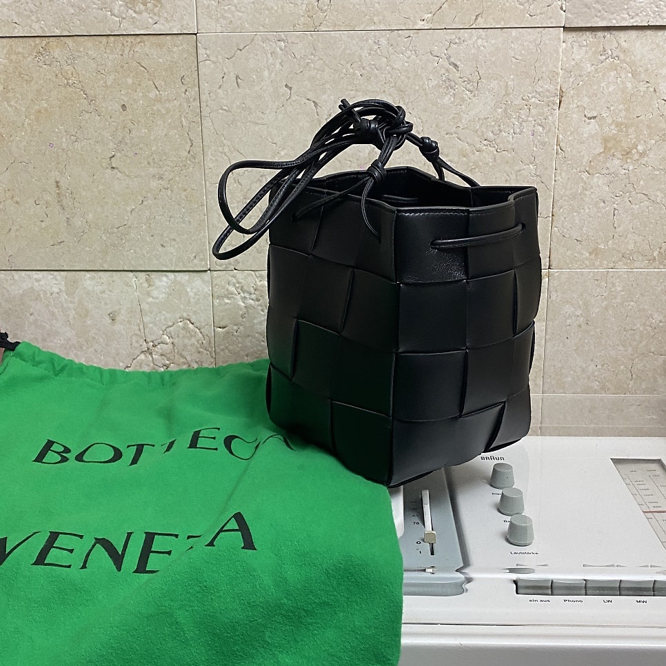 Bottega Veneta Small Leather Cassette Bucket Bag Black 착용 스타일 - 3