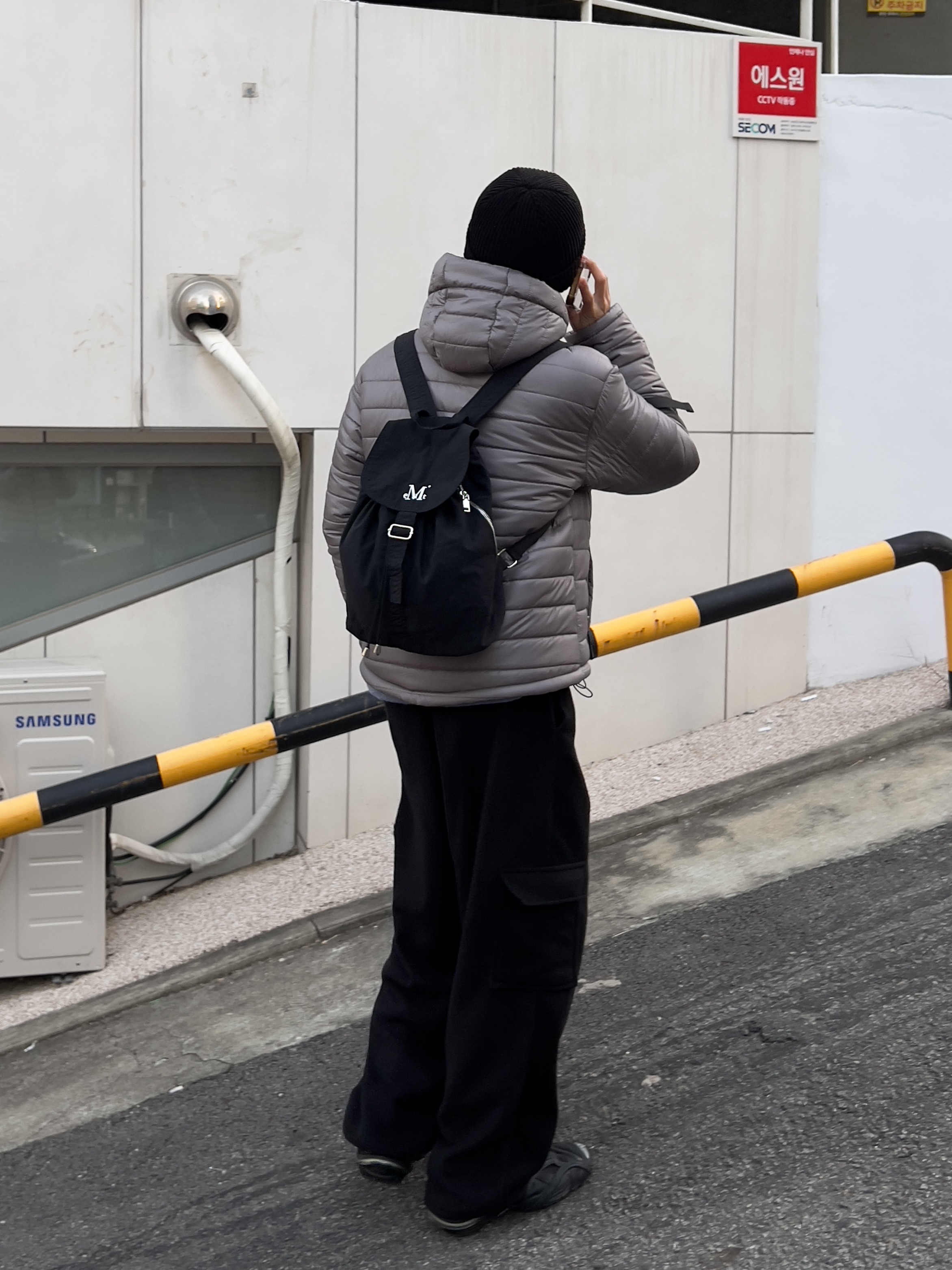 MUCENT Mute Mini Back Pack Black, MUCENT Sonia Over-Fit Light Weight Padding Gray 착용 스타일