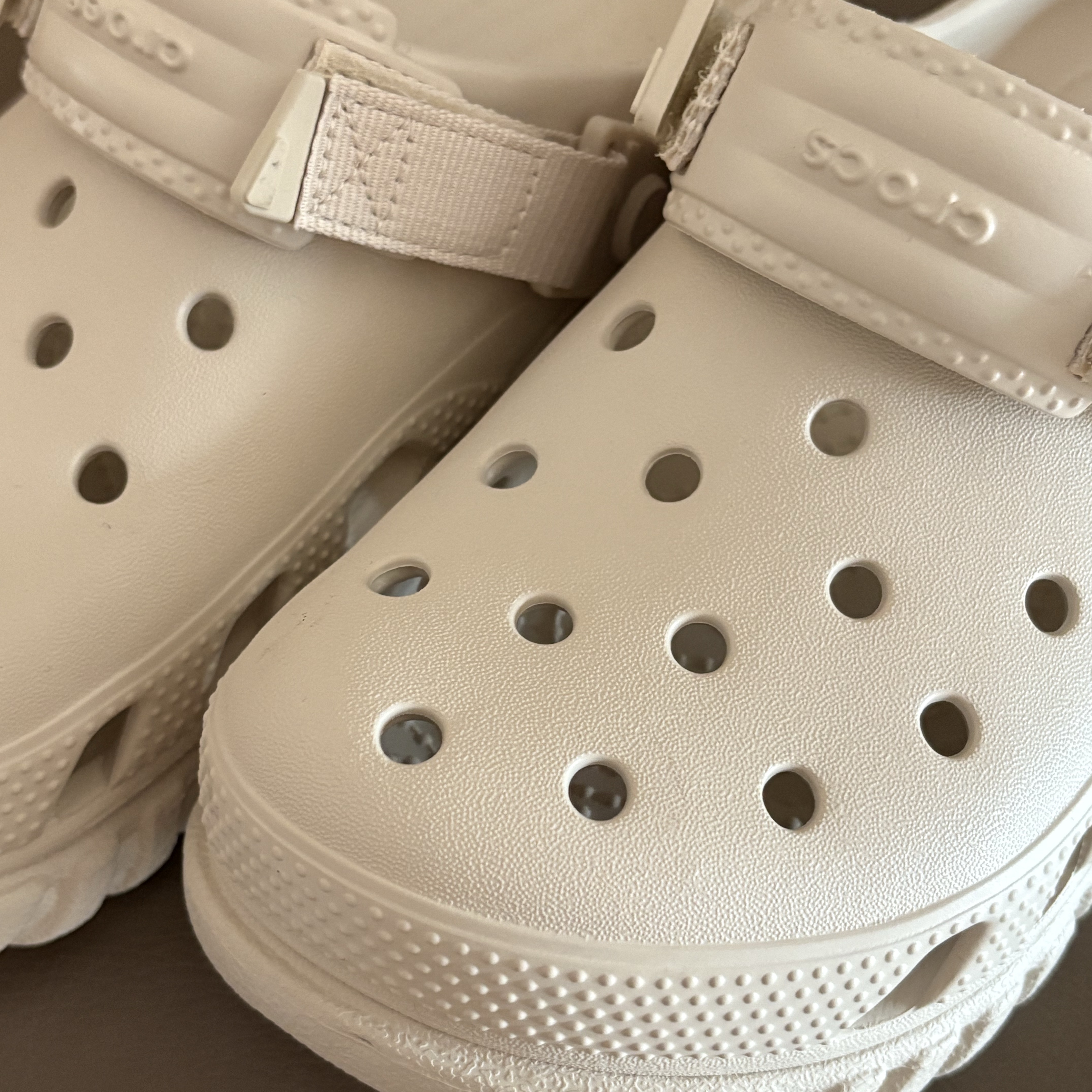 Crocs Duet Max II Clog Stucco 착용 스타일