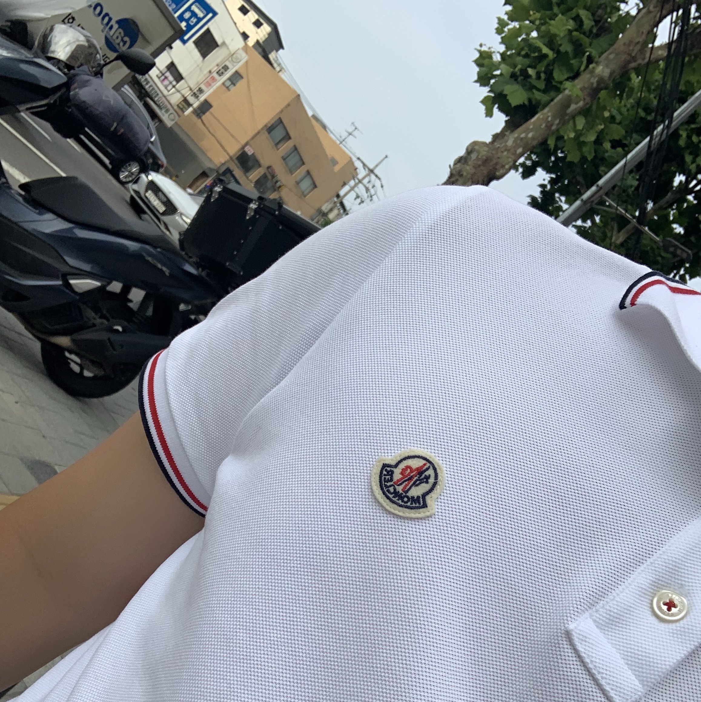 Moncler Logo Patch Polo Shirt Optical White - 24FW 착용 스타일