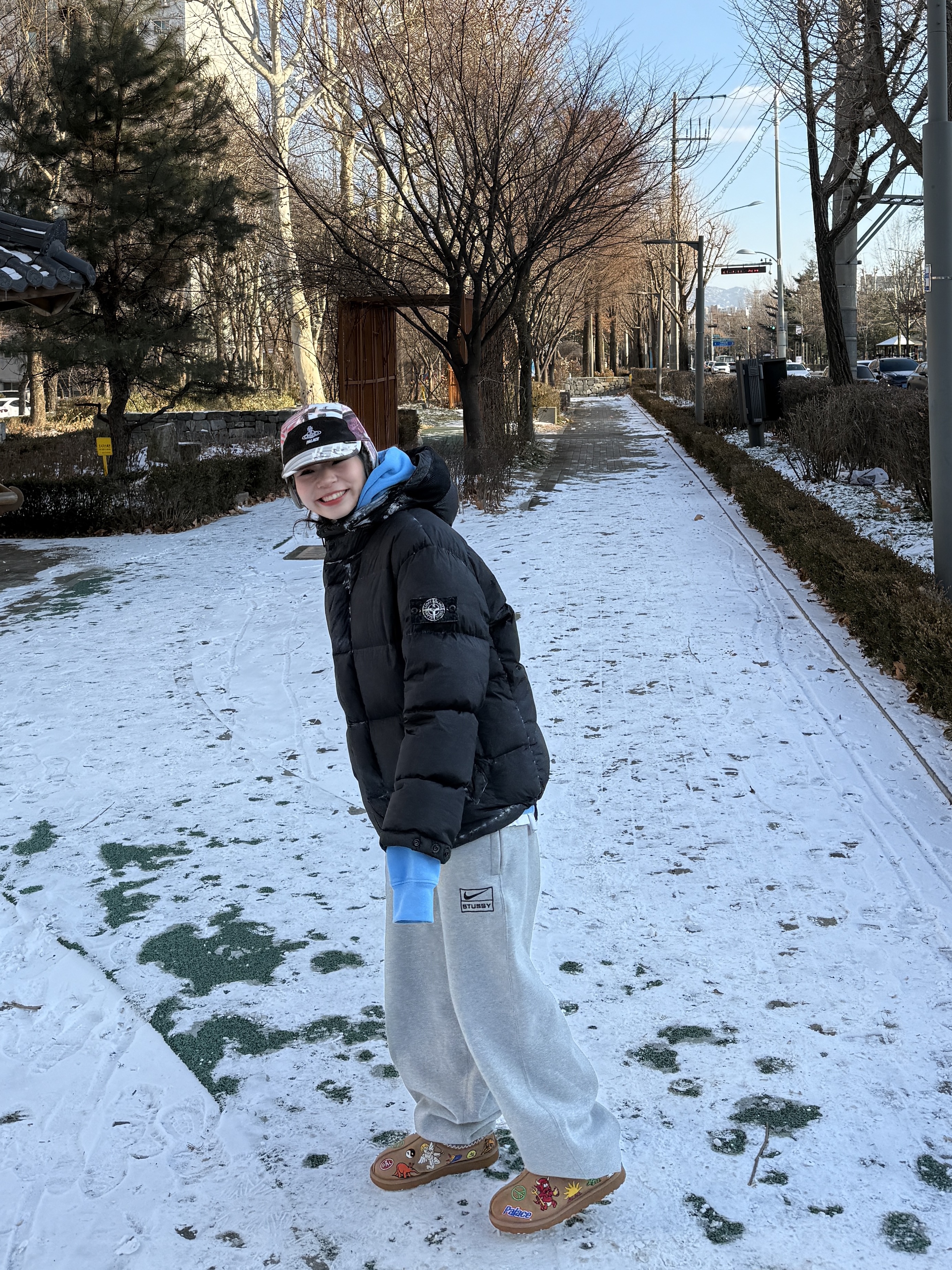 UGG x Palace Tasman Slipper Chestnut, Nike x Stussy NRG Fleece Pants Dark Grey Heather (DO9340-063) 착용 스타일