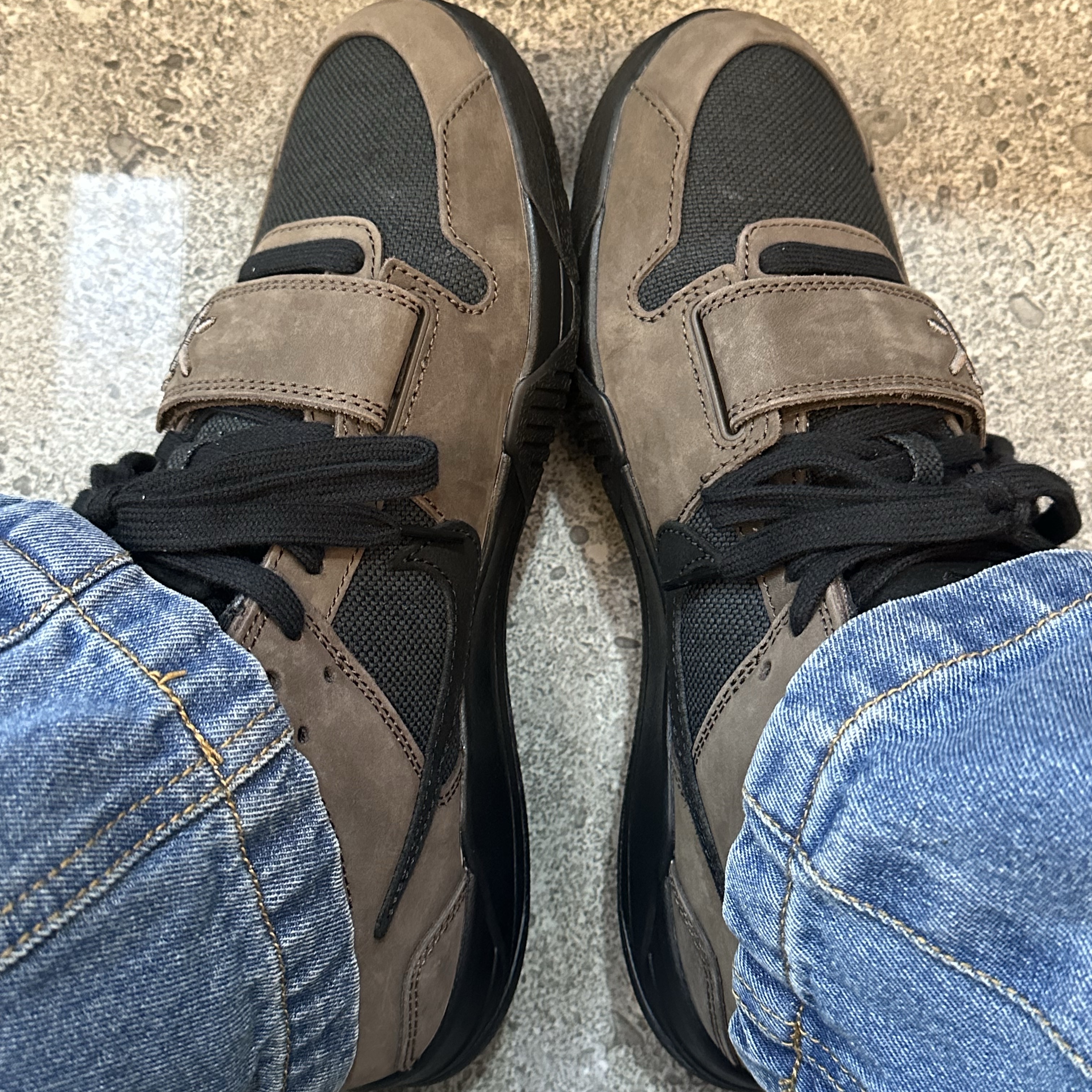 Jordan x Travis Scott Jumpman Jack TR Black and Dark Mocha 착용 스타일