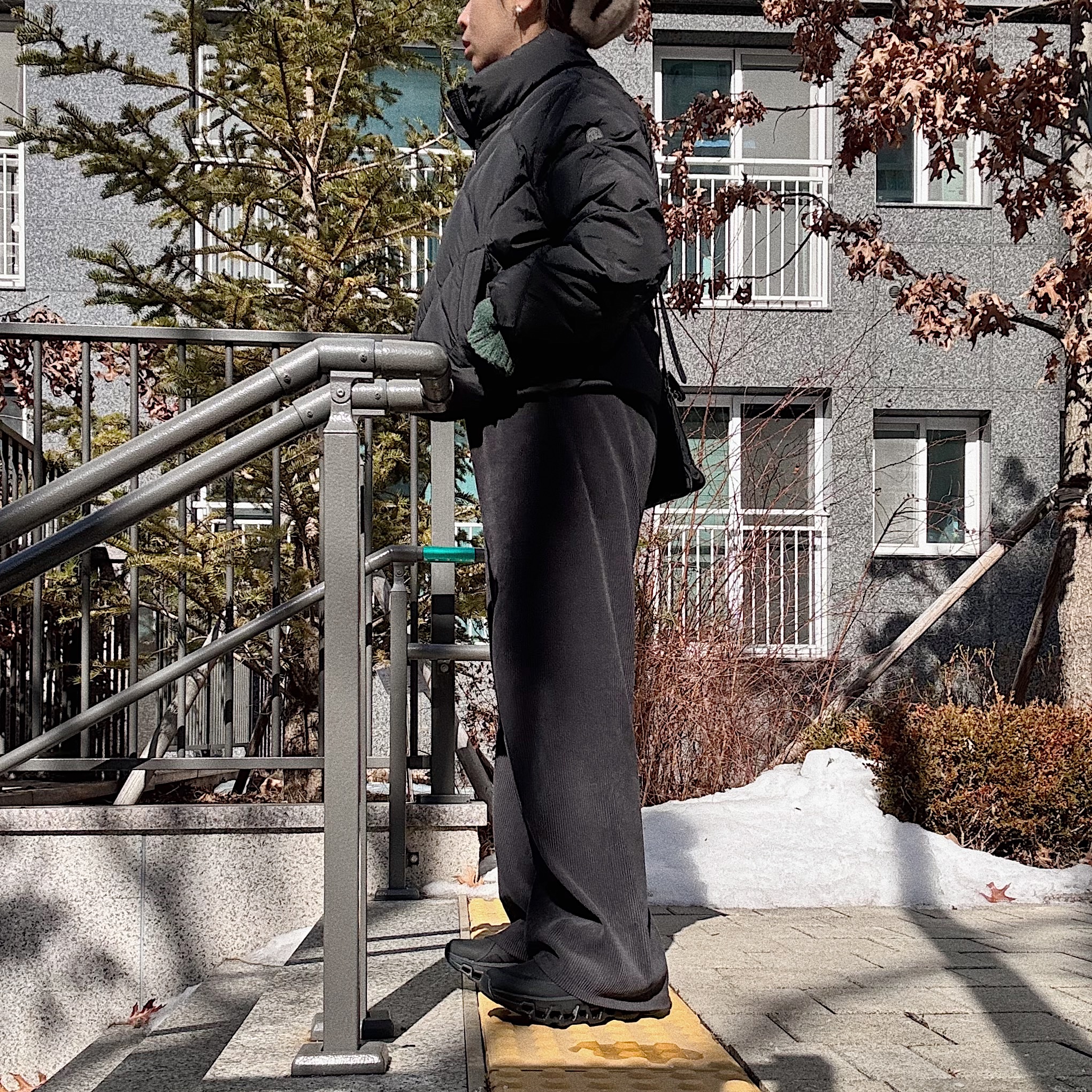 (W) On Running x Post Archive Faction (Paf) Cloudmonster 2 Black Magnet 착용 스타일 - 3