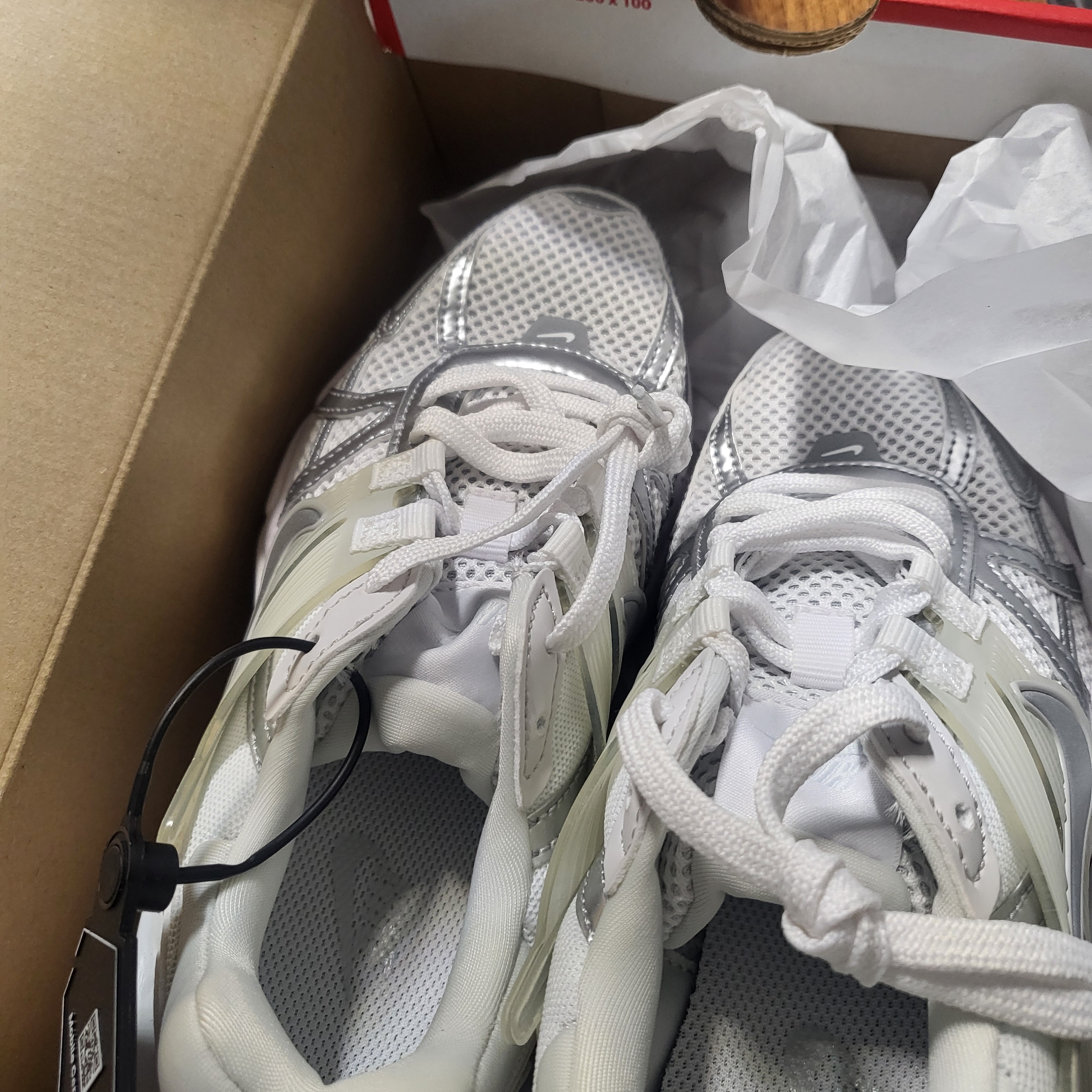Nike V2K Run Metallic Silver White 착용 스타일