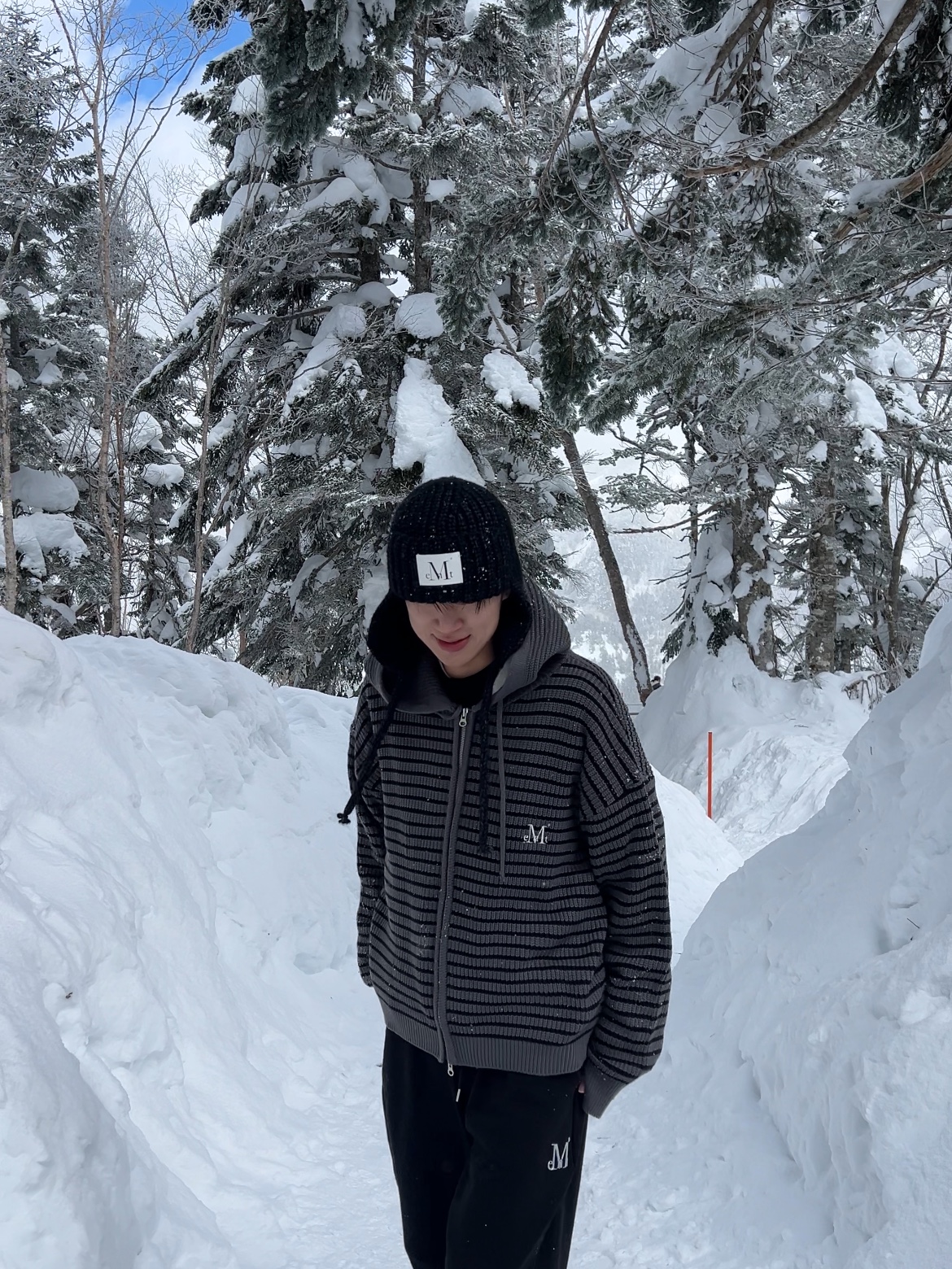 MUCENT Lash Metal Logo Jogger Sweat Wide Pants Black Jogger, MUCENT Mei Stripe Hand-Warmer Knit Zip-Up Black 착용 스타일 - 3