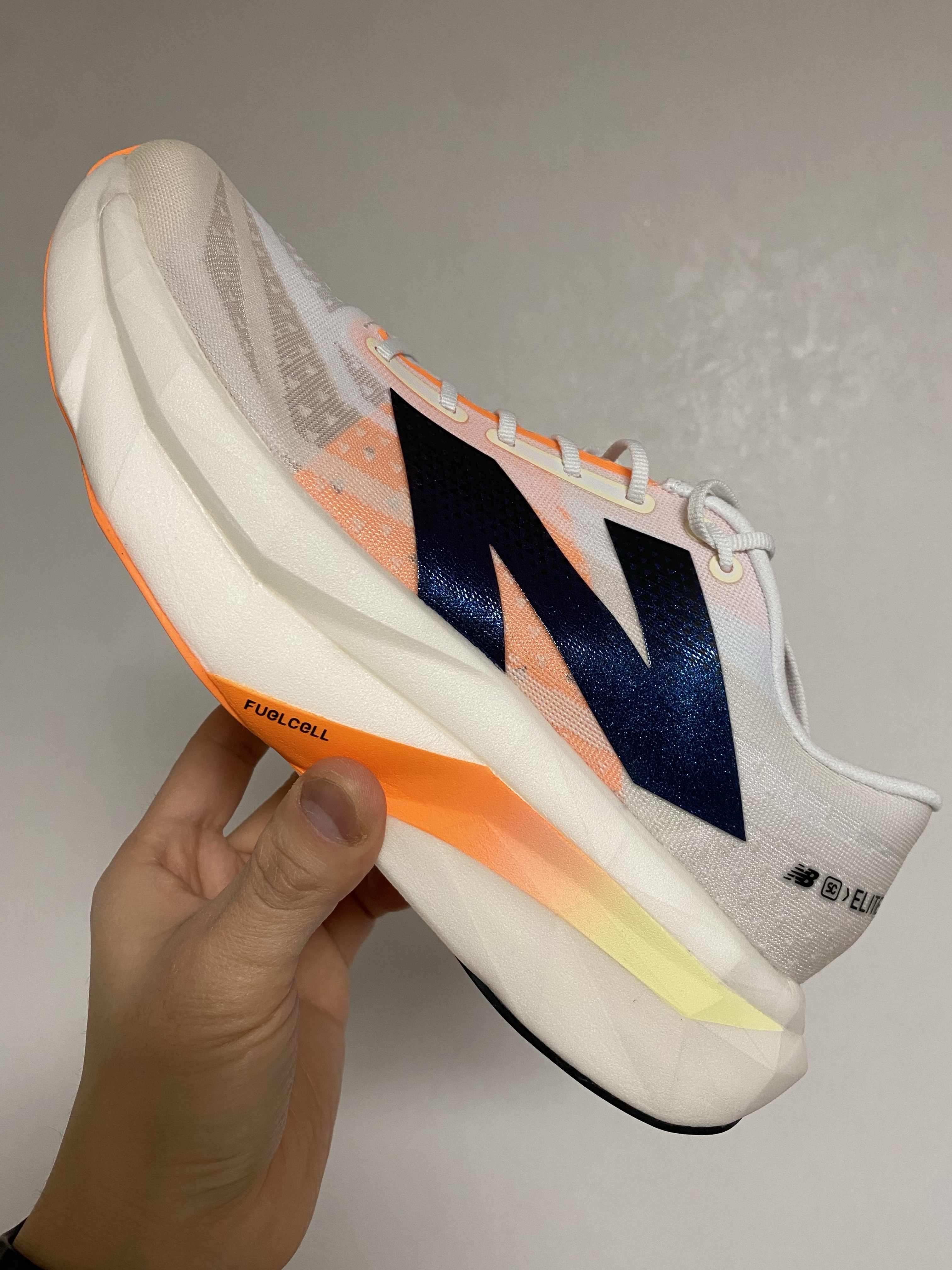 New Balance Fuelcell SC Elite v4 Sunrise - D Standard 착용 스타일
