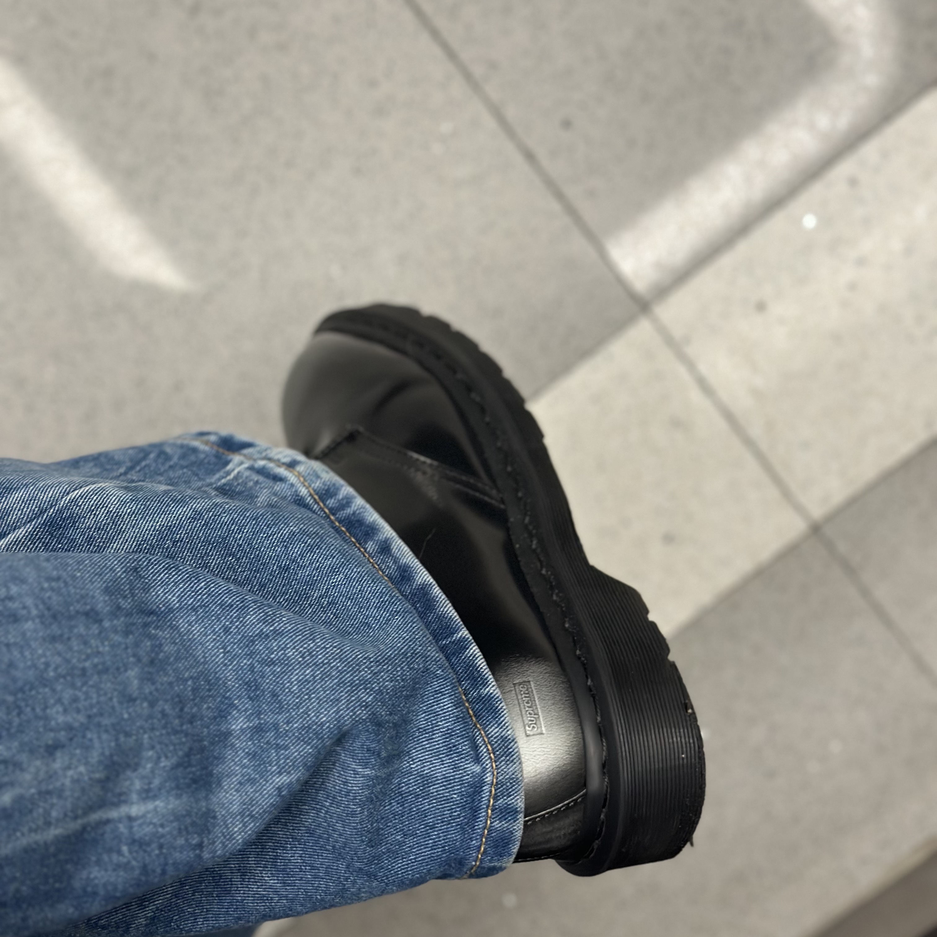 Dr. Martens x Supreme 1461 Gray Silver 착용 스타일 - 2