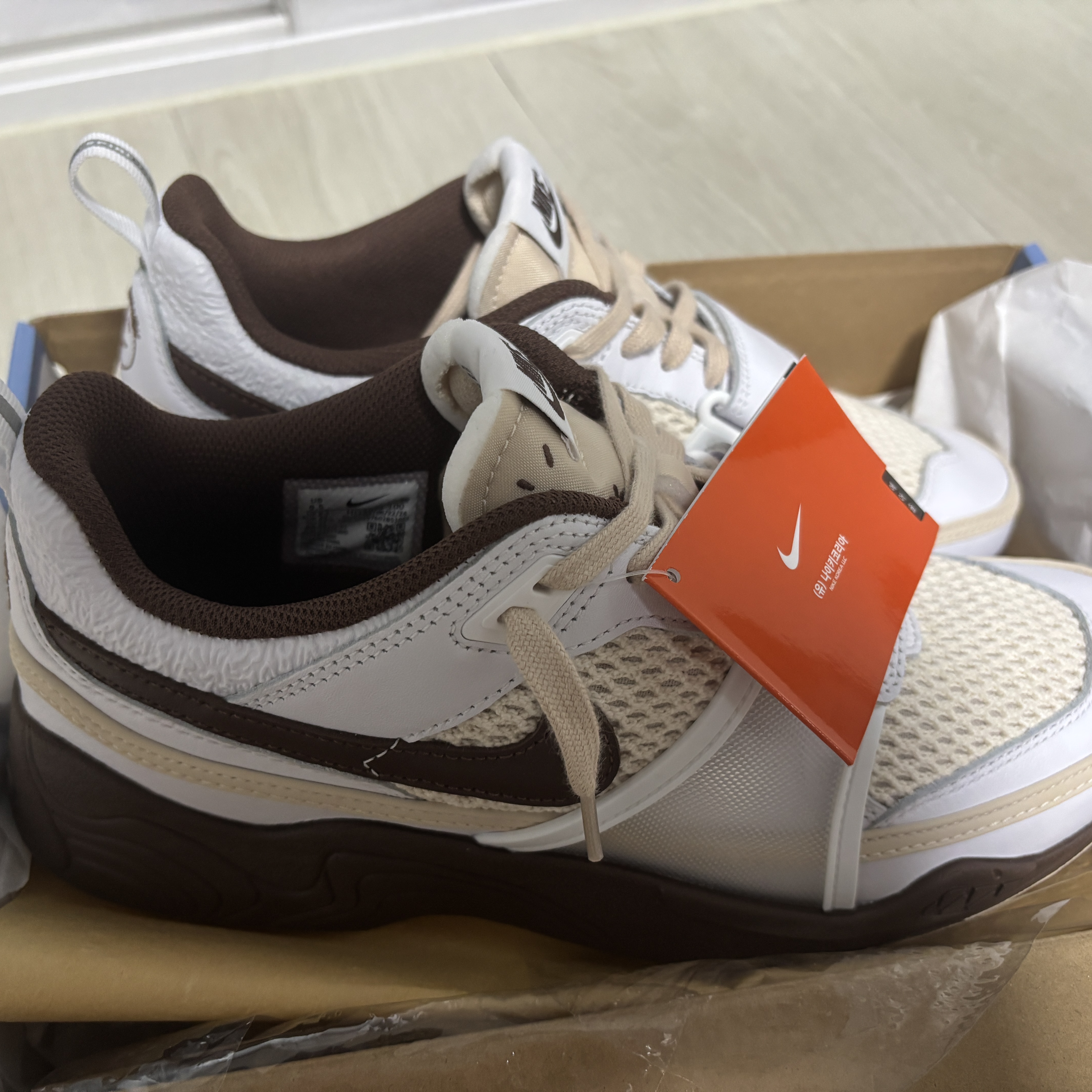 Nike x Travis Scott Zoom Field Jaxx White and Light Chocolate 착용 스타일